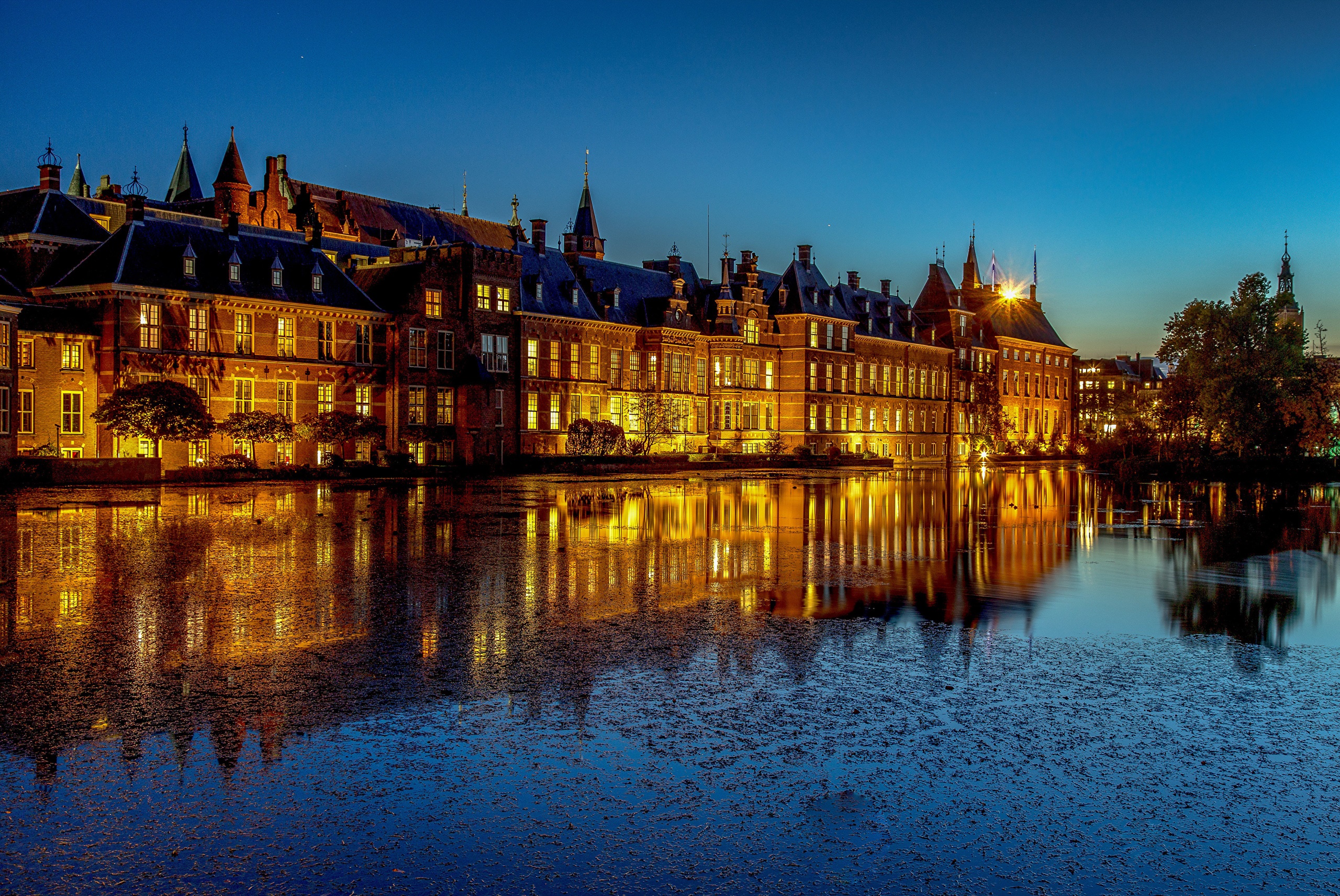 Binnenhof Palace and pond at dusk, The Hague, Netherlands HD Wallpaper