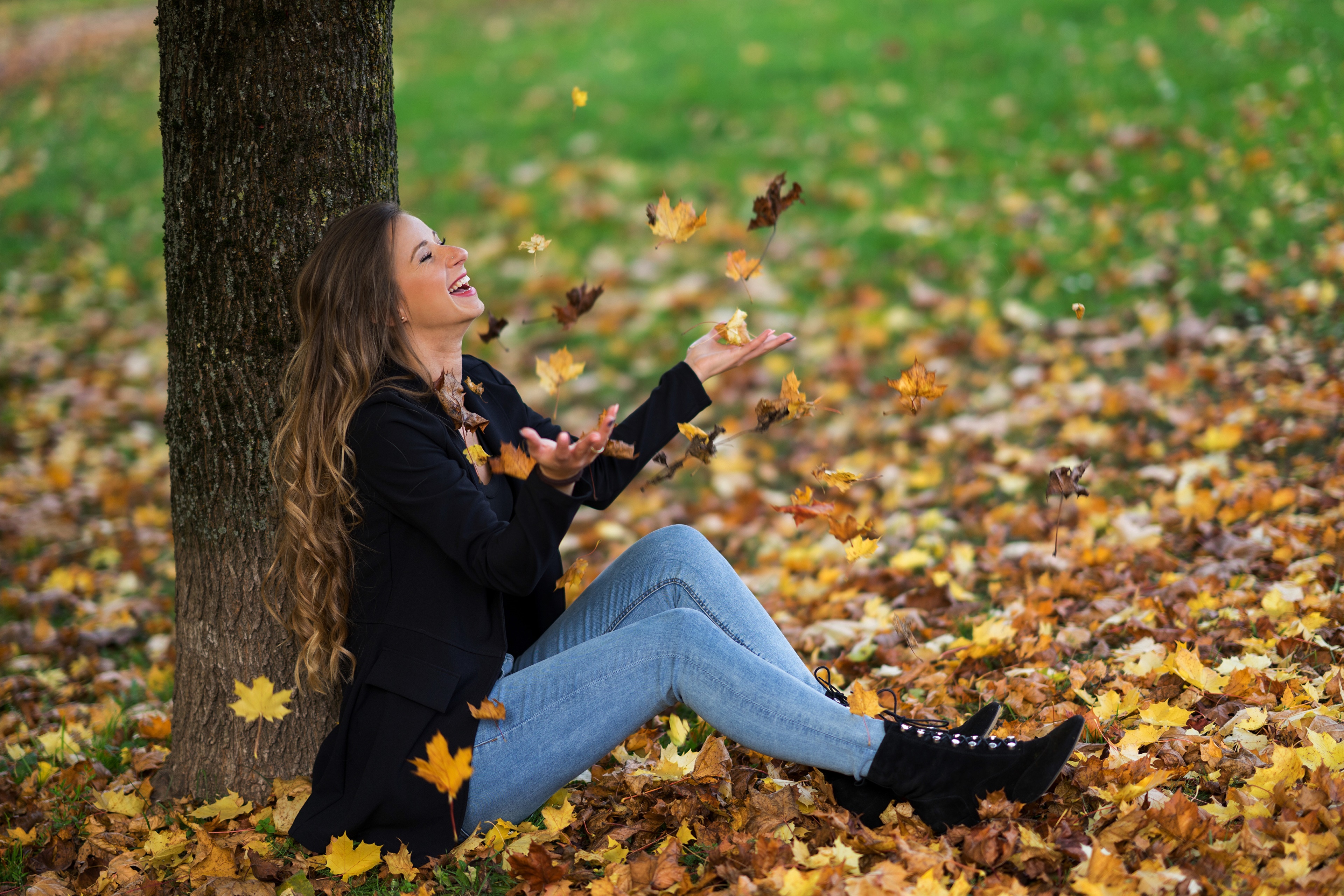 Merima sitting in autumn foliage HD Wallpaper