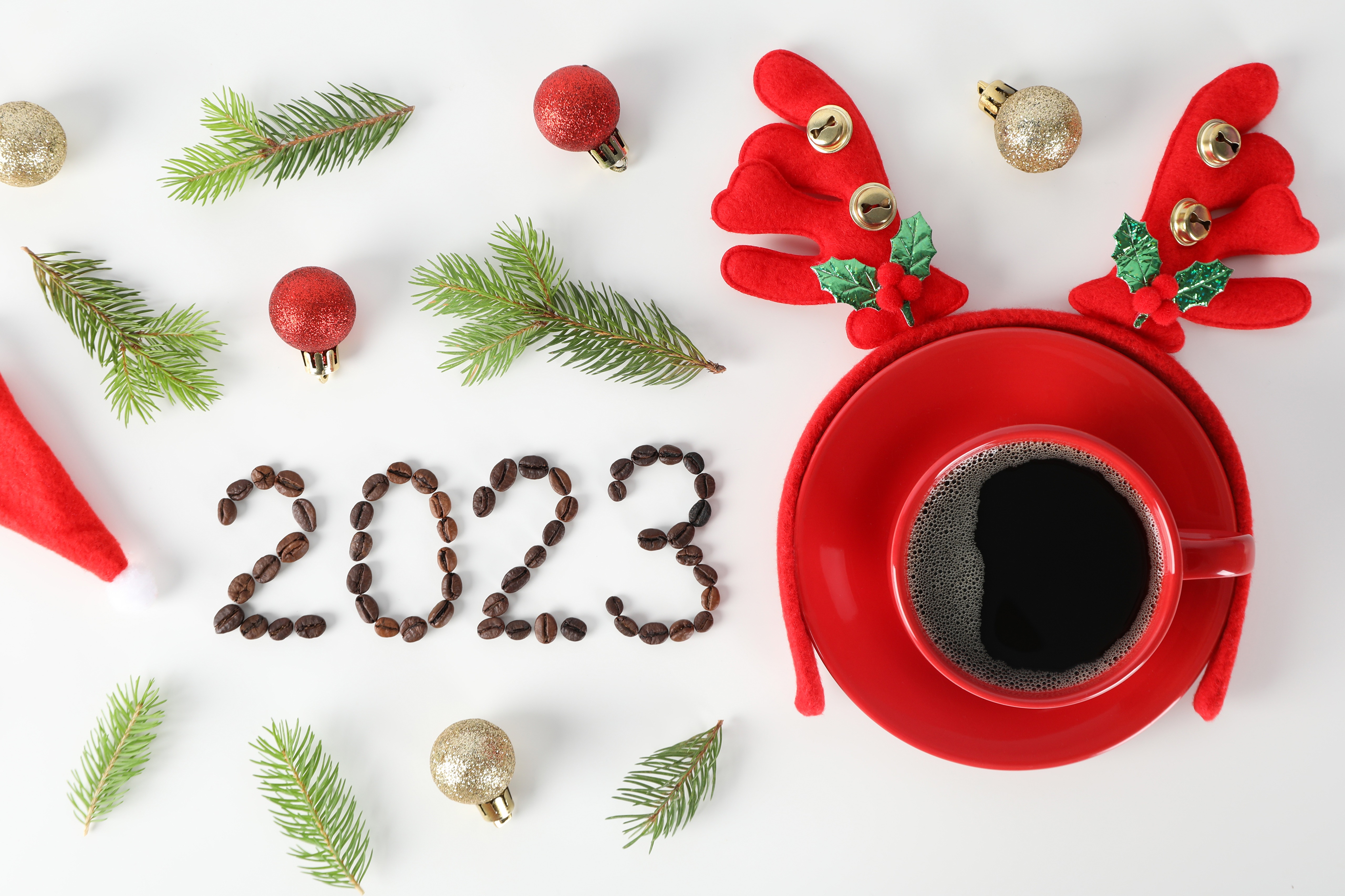 Christmas coffee cup with 2023 made of coffee beans HD Wallpaper