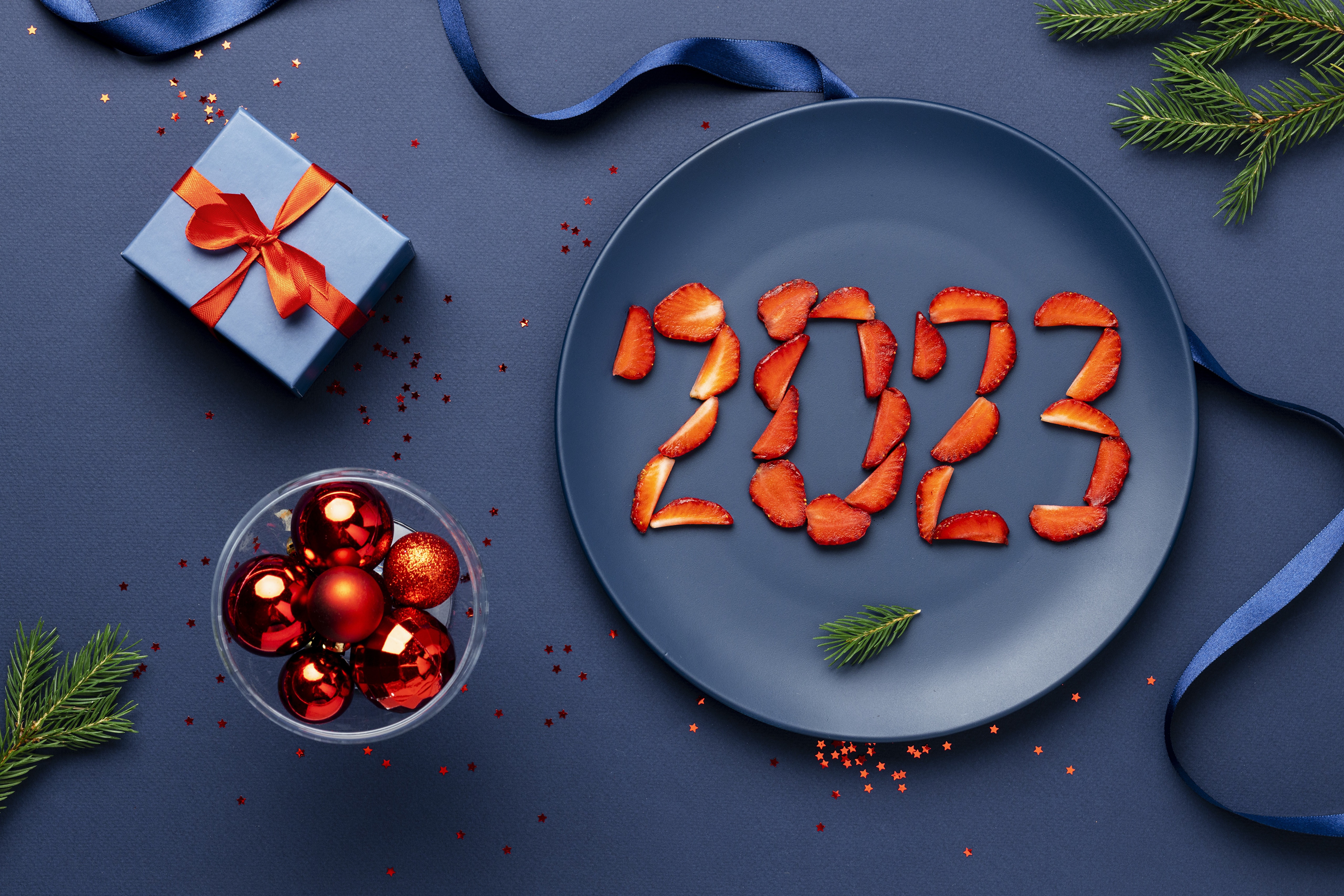 2023 New Year's Eve Celebration with Strawberries and Gifts HD Wallpaper