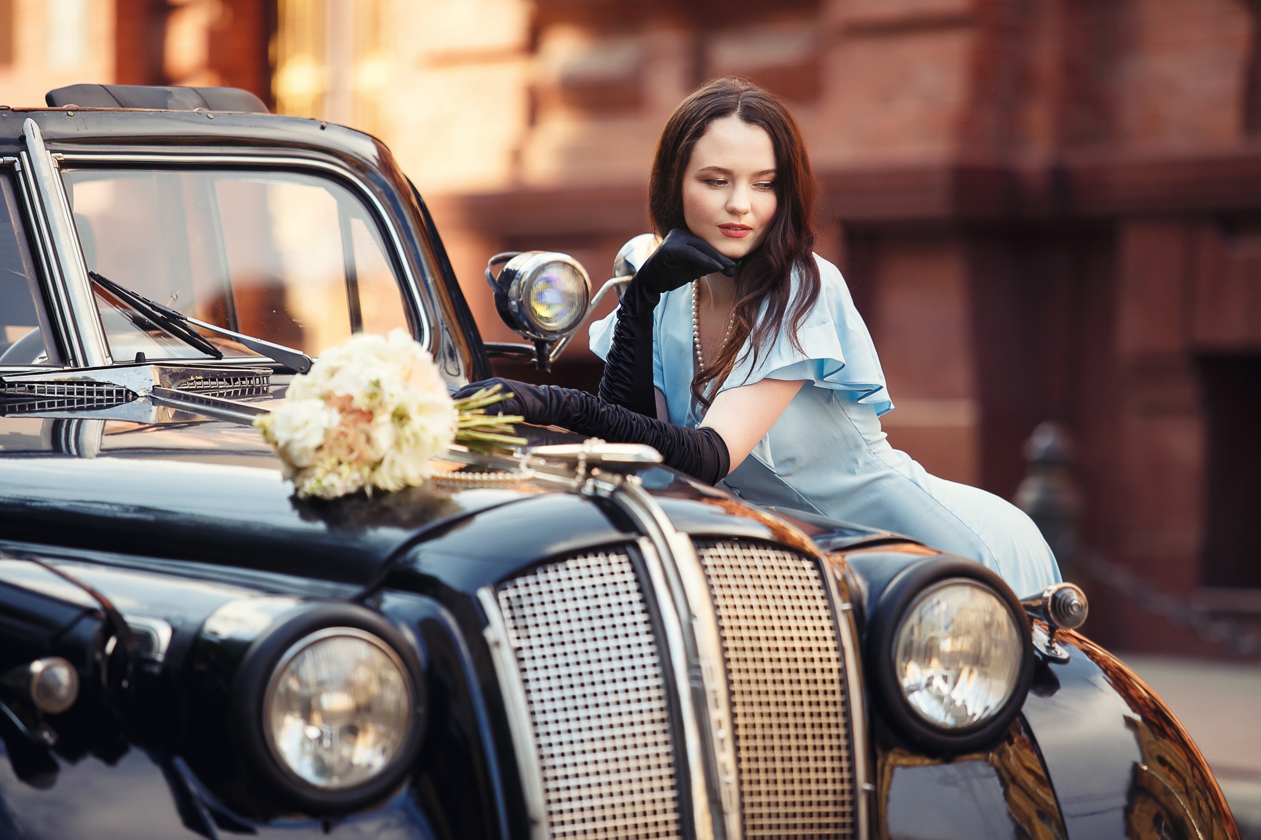 Woman in vintage dress with bouquet on retro car HD Wallpaper