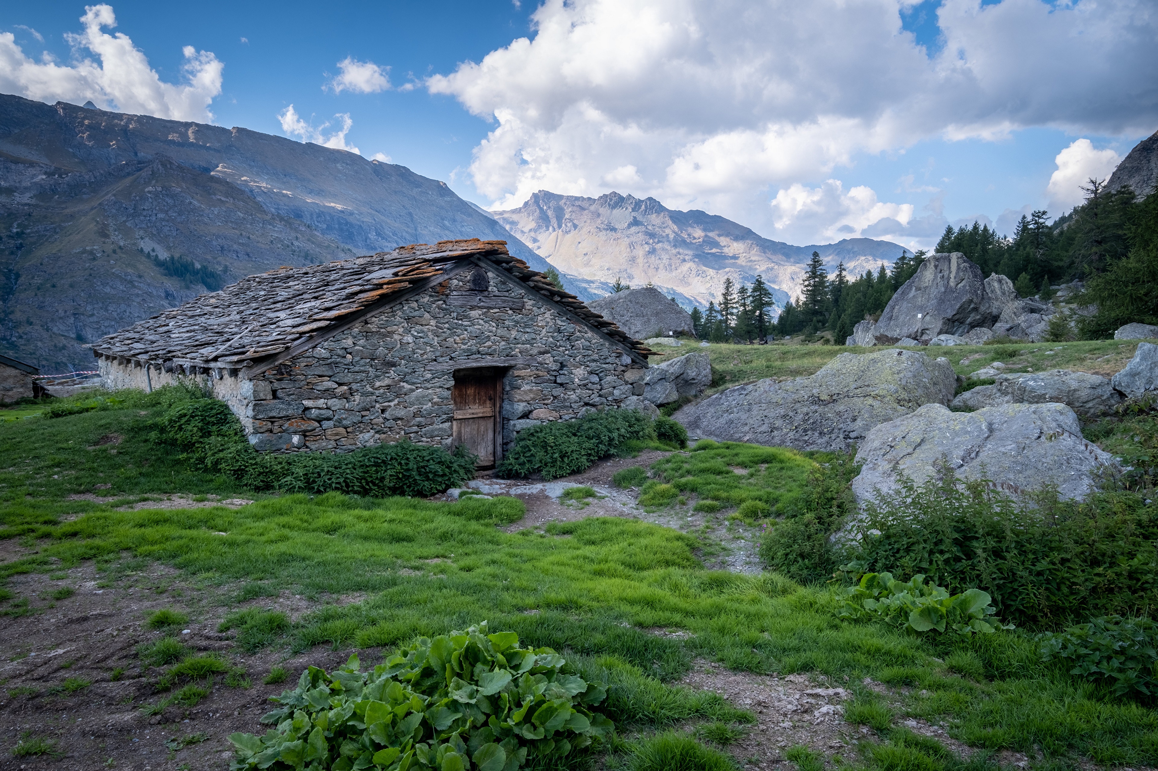 Stone house in Valle d'Aosta, Italy mountains HD Wallpaper