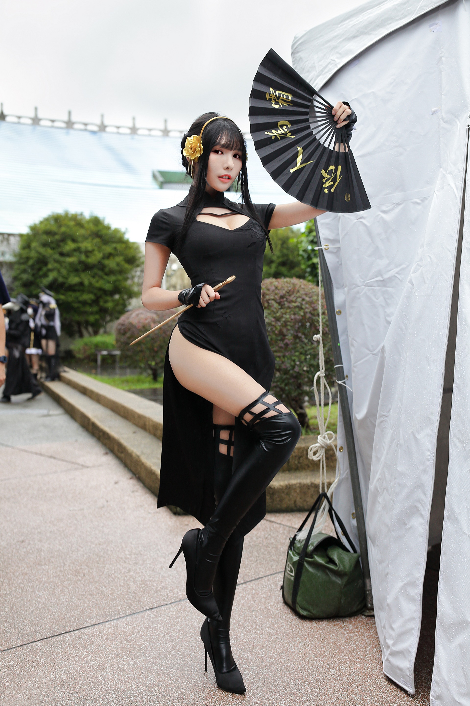 Woman in black dress holding a fan HD Phone Wallpaper