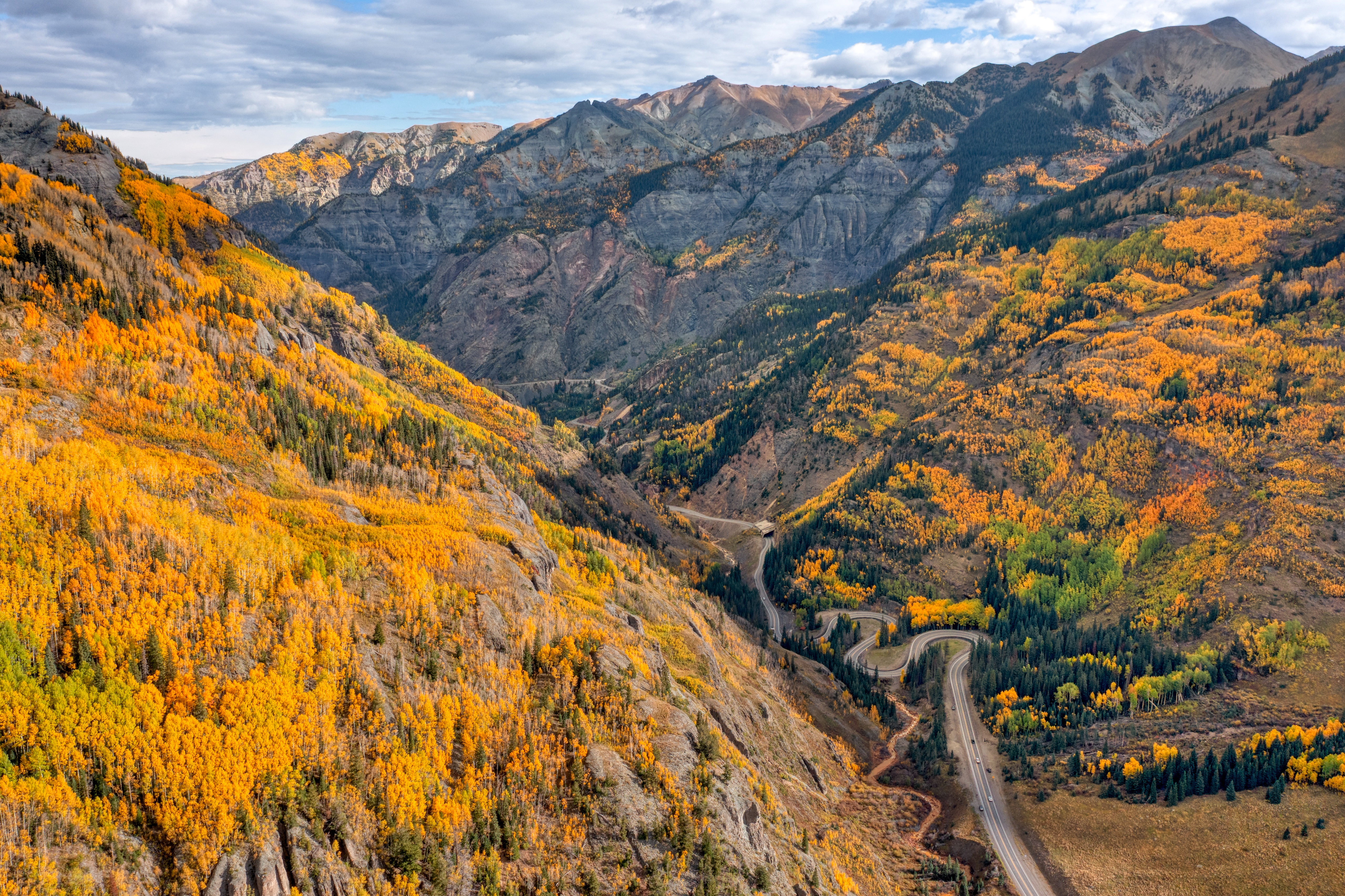 Autumn Mountain Valley Road in Colorado, USA HD Wallpaper