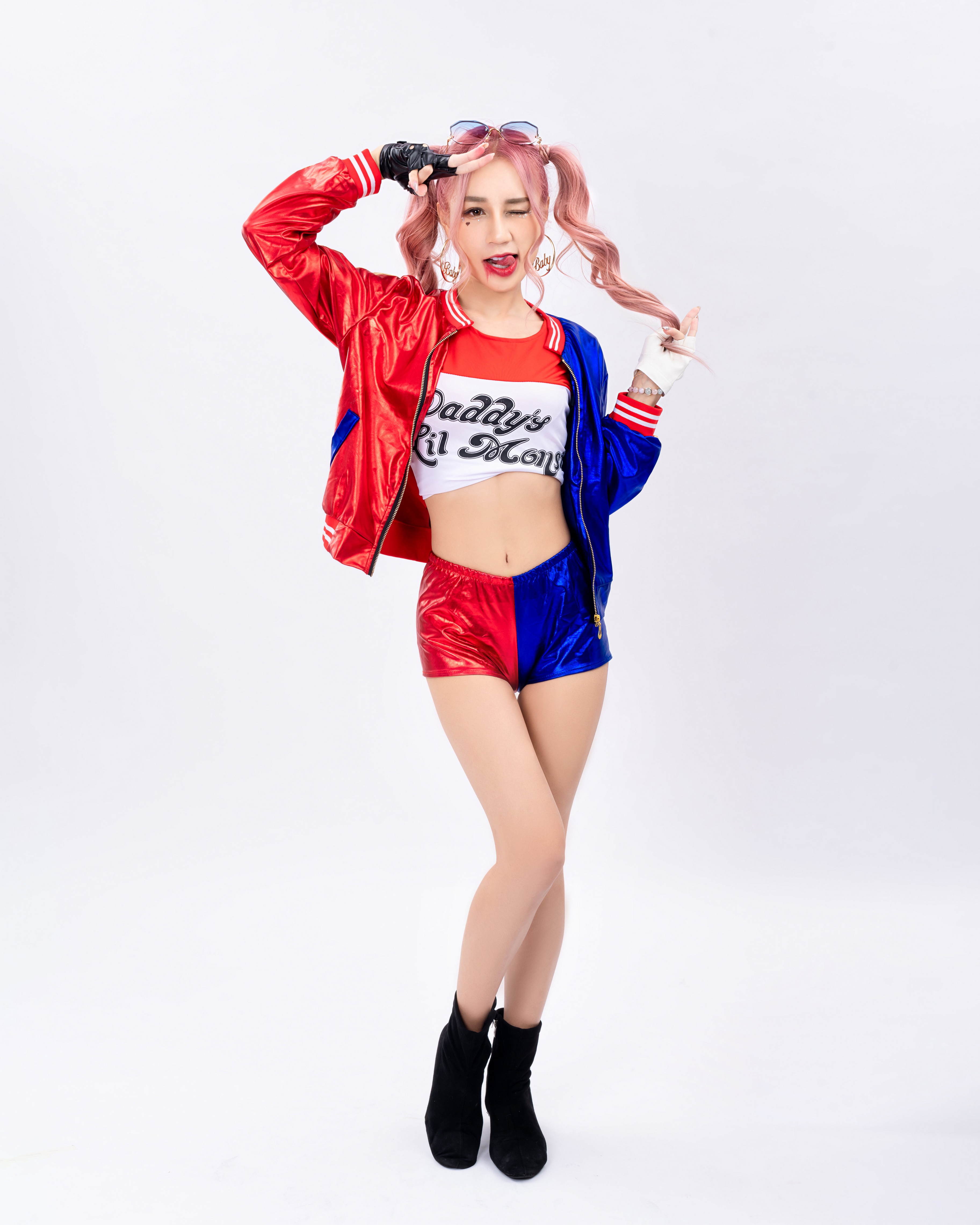 Harley Quinn from DC Comics posing HD Phone Wallpaper