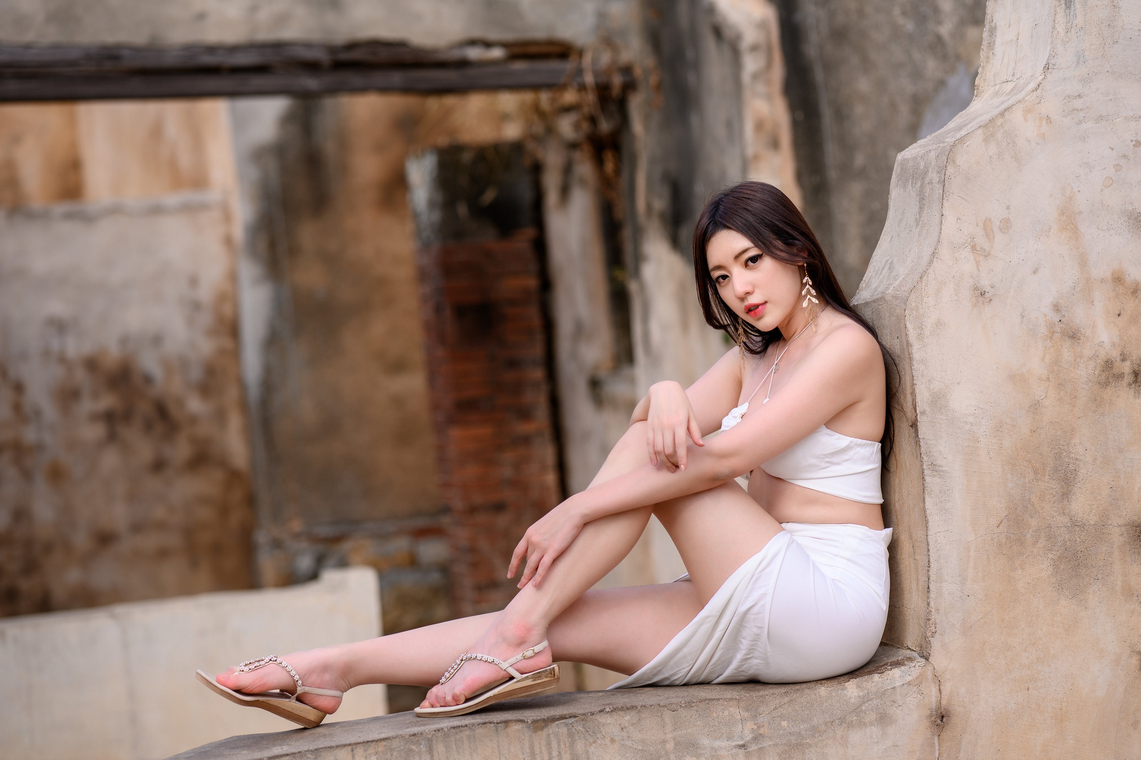 Asian woman sitting in white singlet and skirt HD Wallpaper