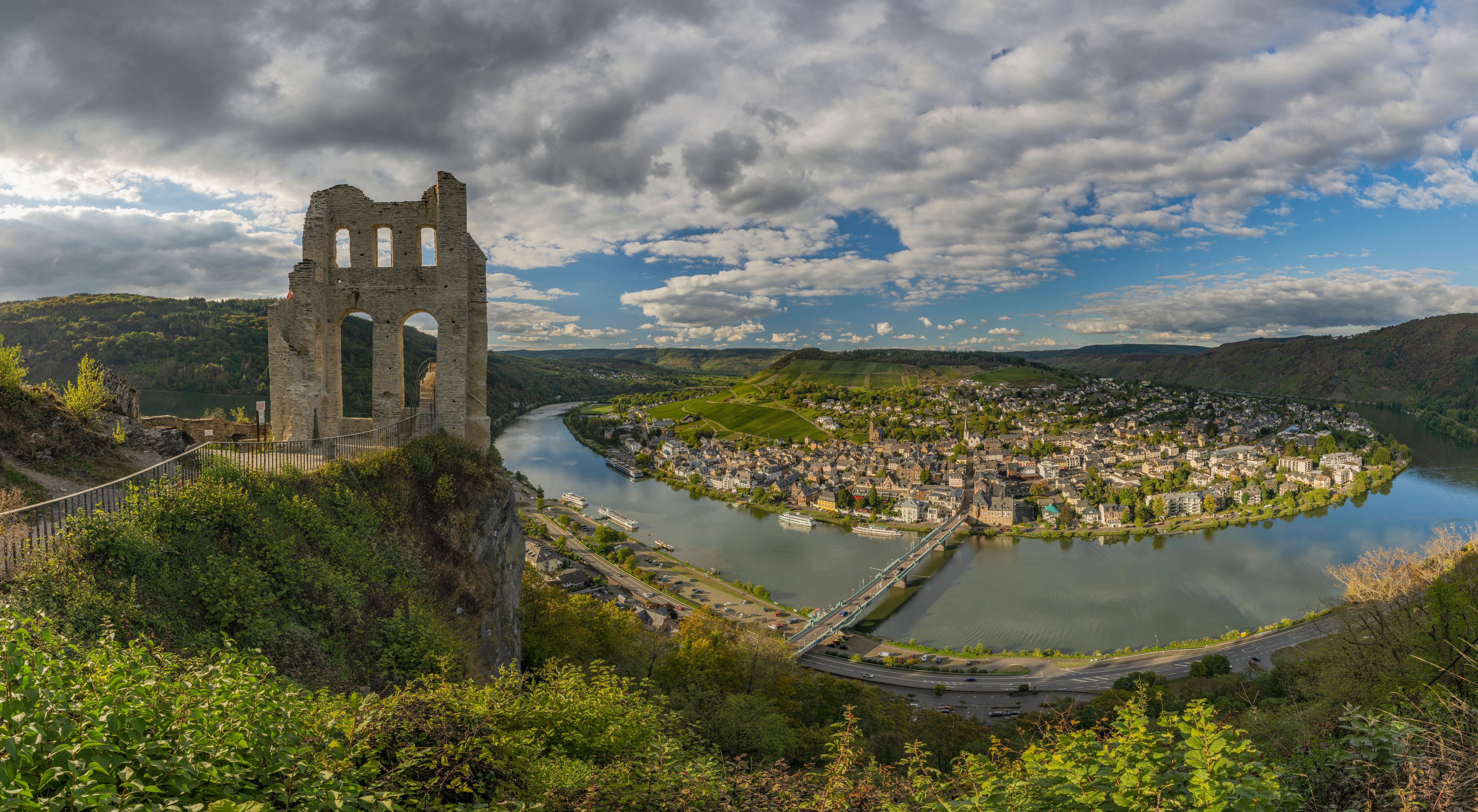 Ruins overlooking Traben-Trarbach, Germany, and the Moselle River HD Wallpaper