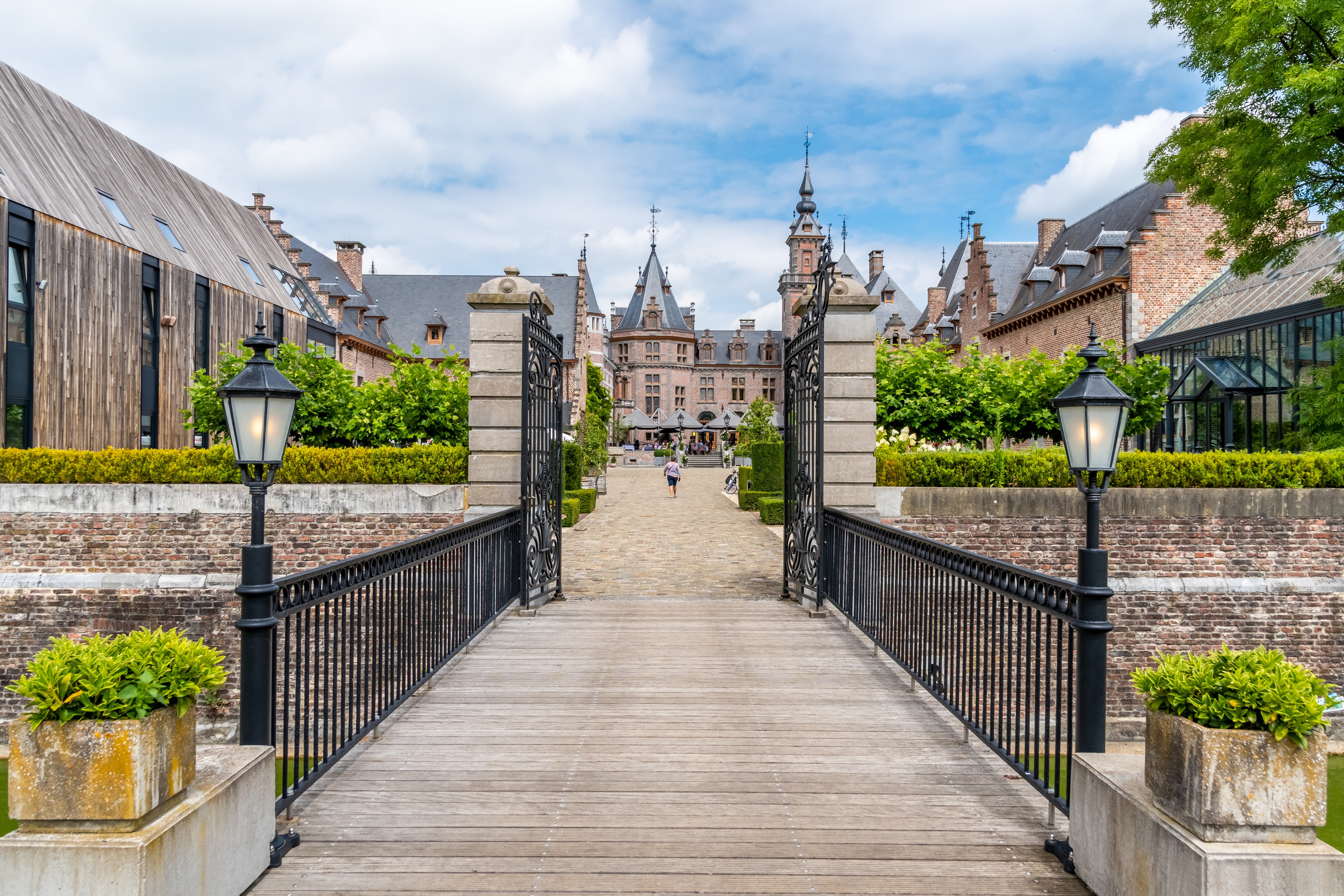 Castle Ordingen, Belgium with street lights and fence HD Wallpaper
