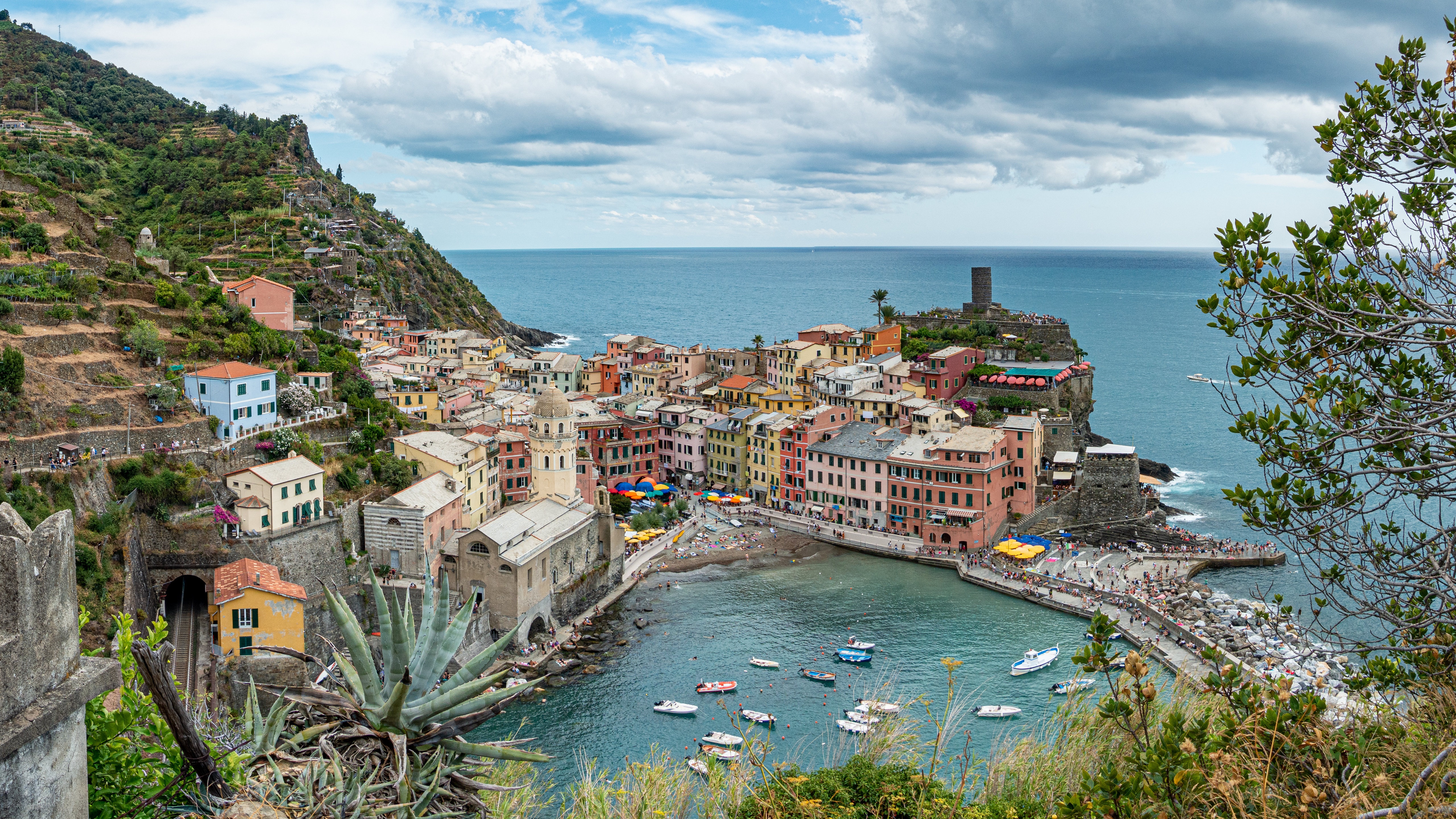 Vernazza, Italy: Colorful Houses on the Ligurian Sea Coast HD Wallpaper