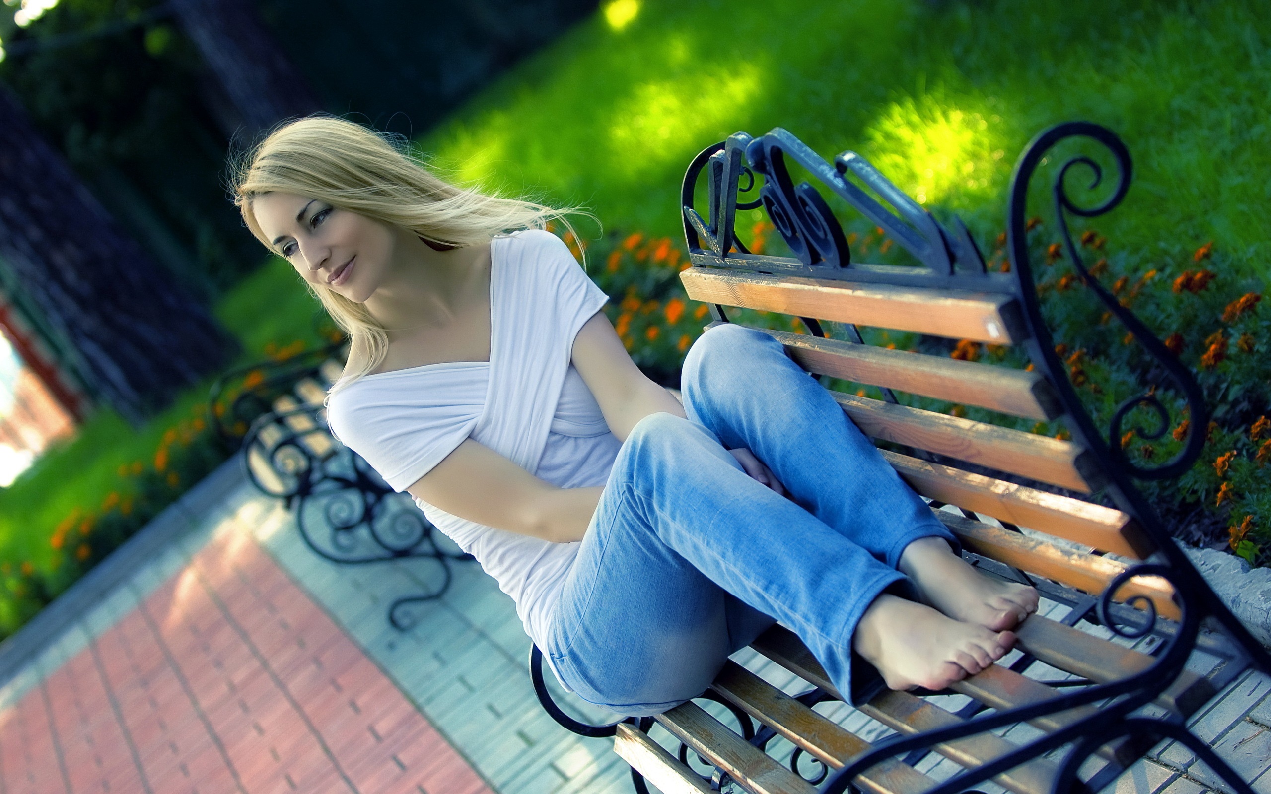 Blonde woman sitting on a park bench HD Wallpaper