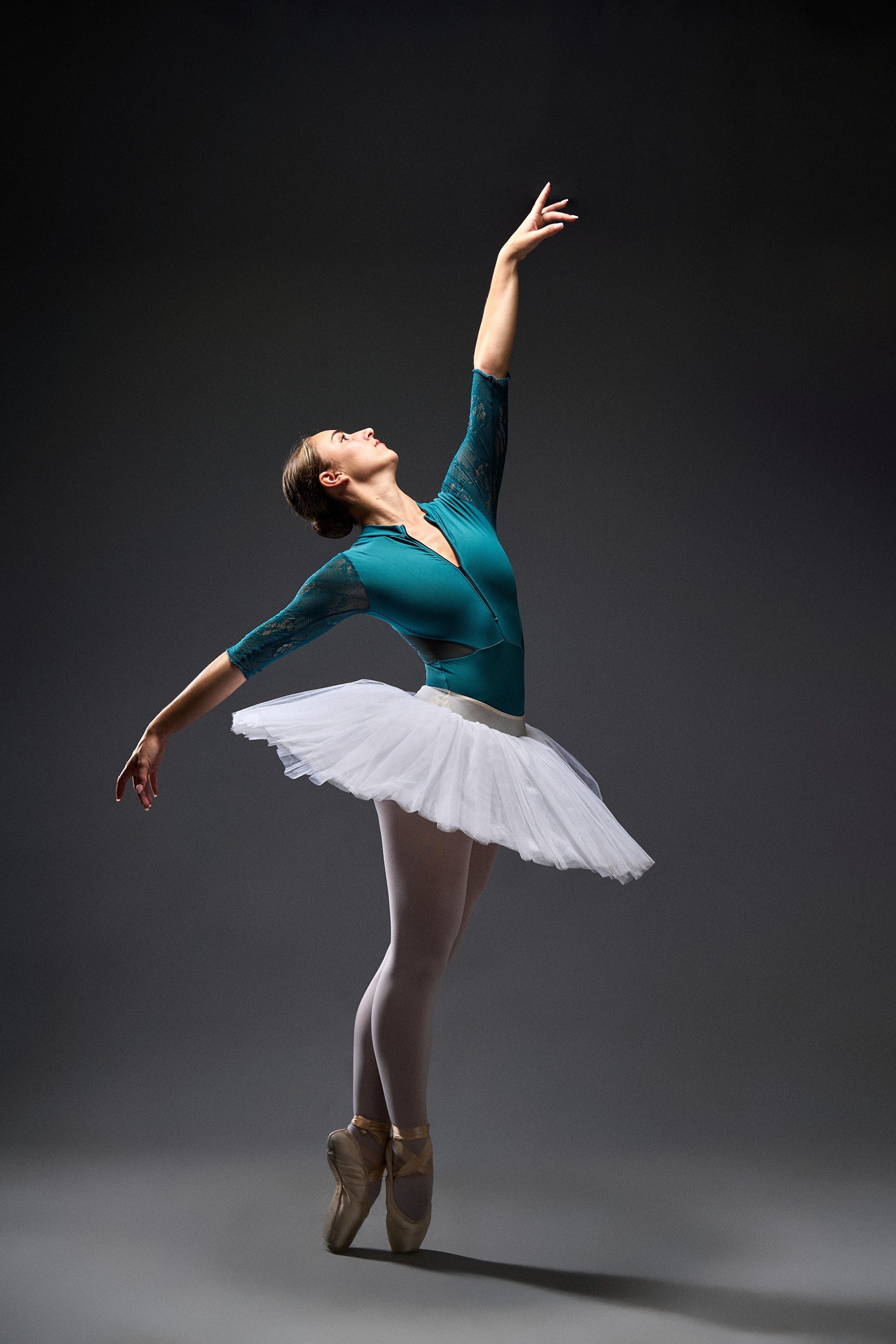 Ballerina Julia performing ballet dance HD Phone Wallpaper