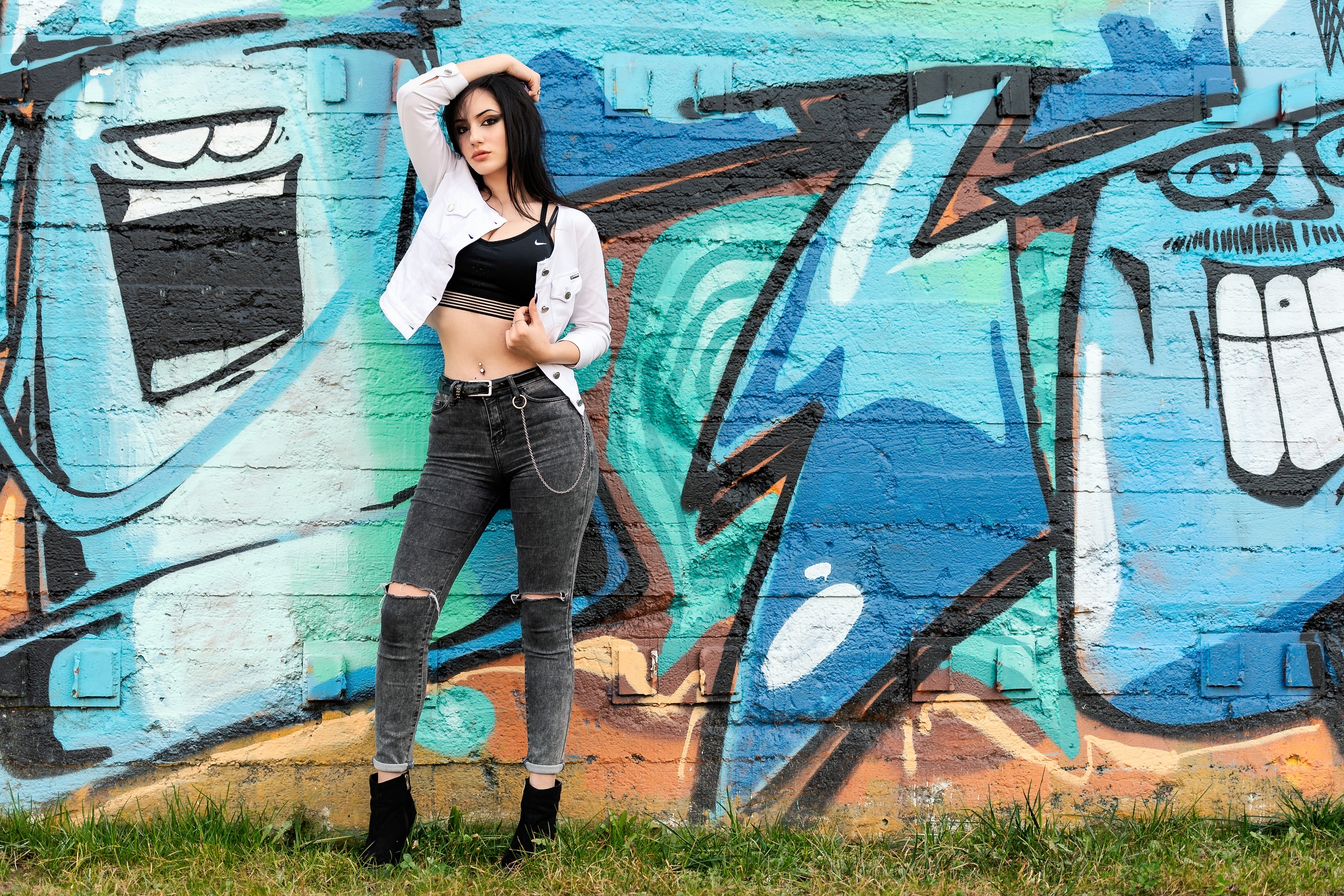 Woman posing in front of graffiti wall HD Wallpaper