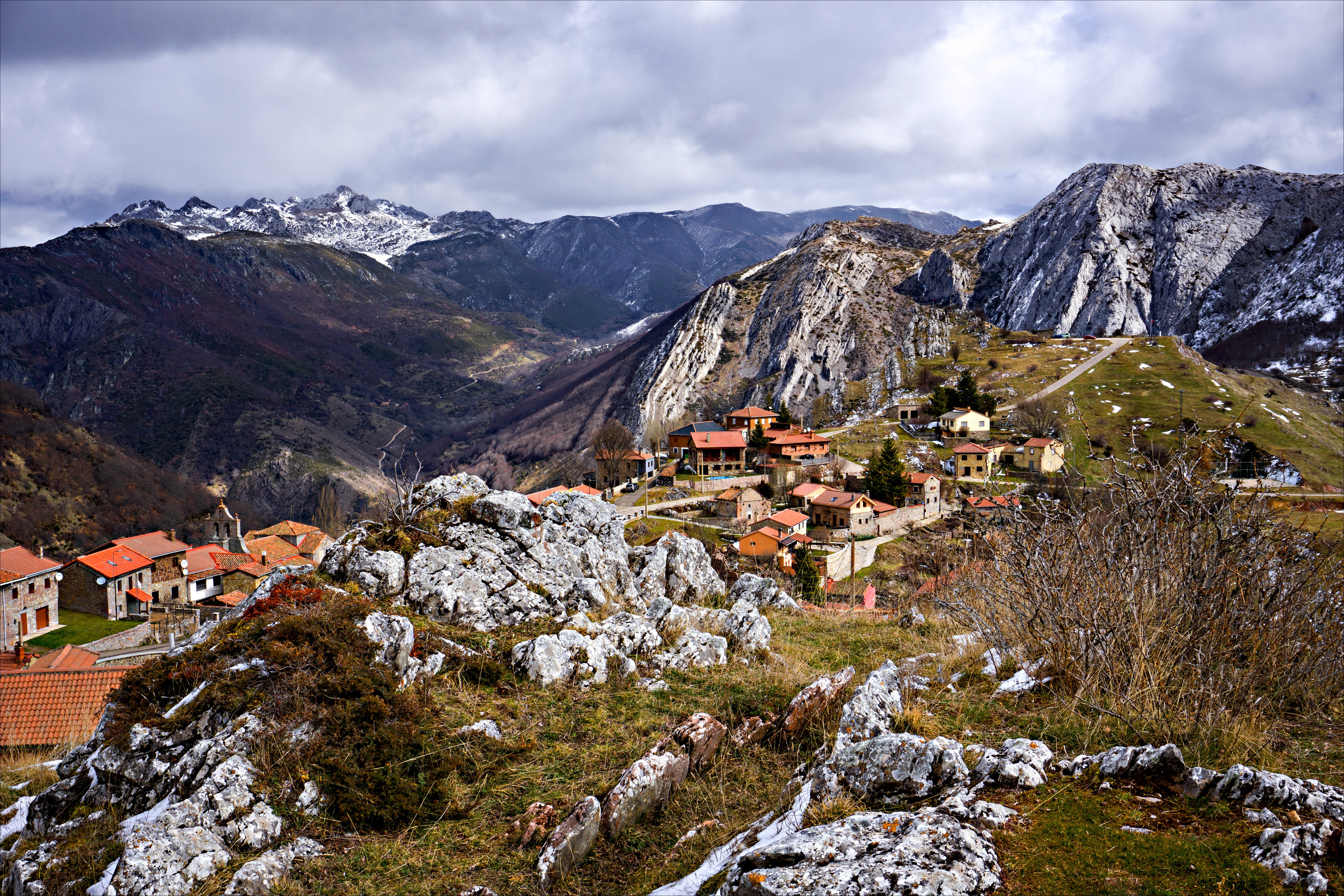 Valporquero de Torio, Spain: Mountain Village with Snow-Capped Peaks HD Wallpaper