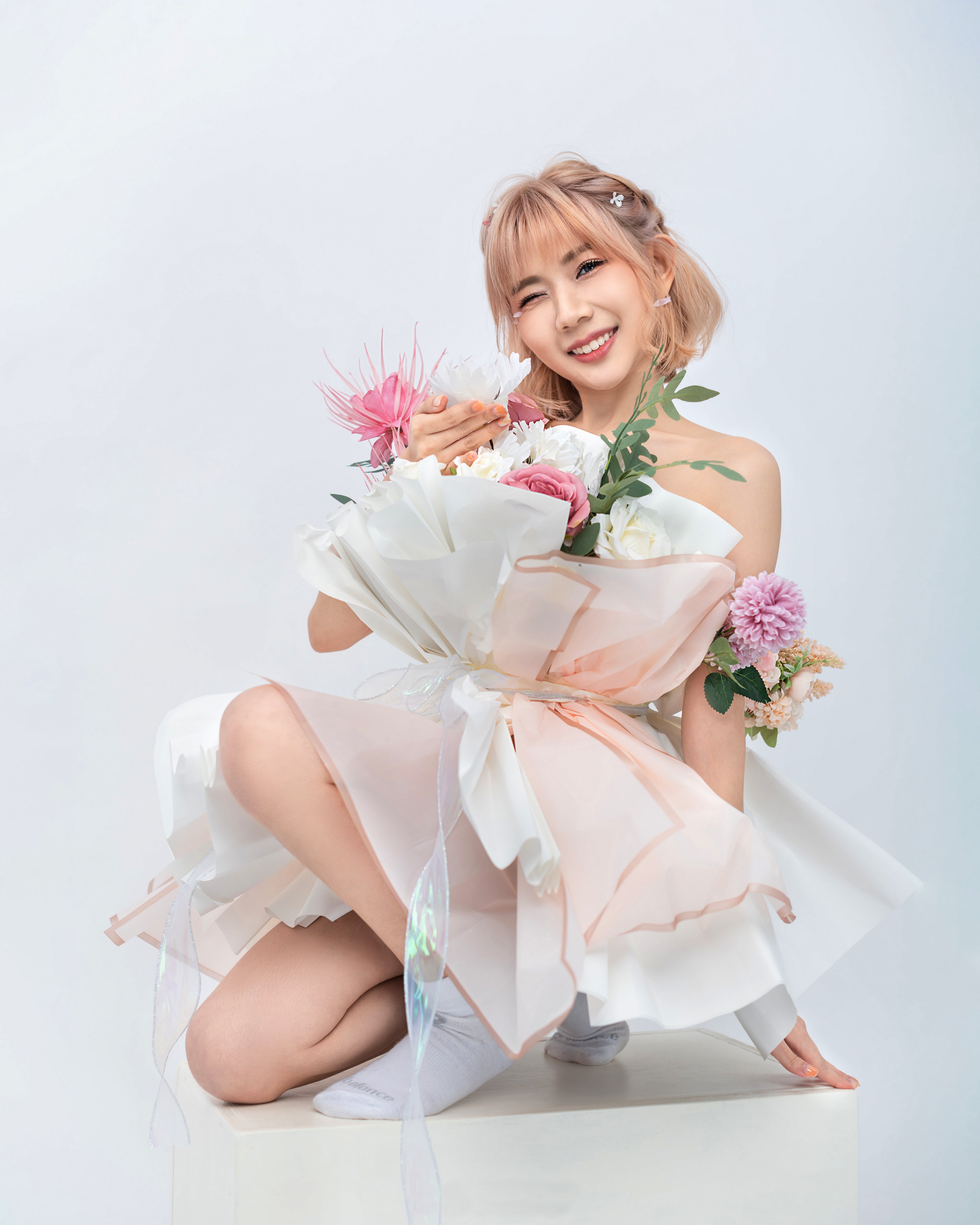 Asian woman holding a bouquet of flowers HD Phone Wallpaper