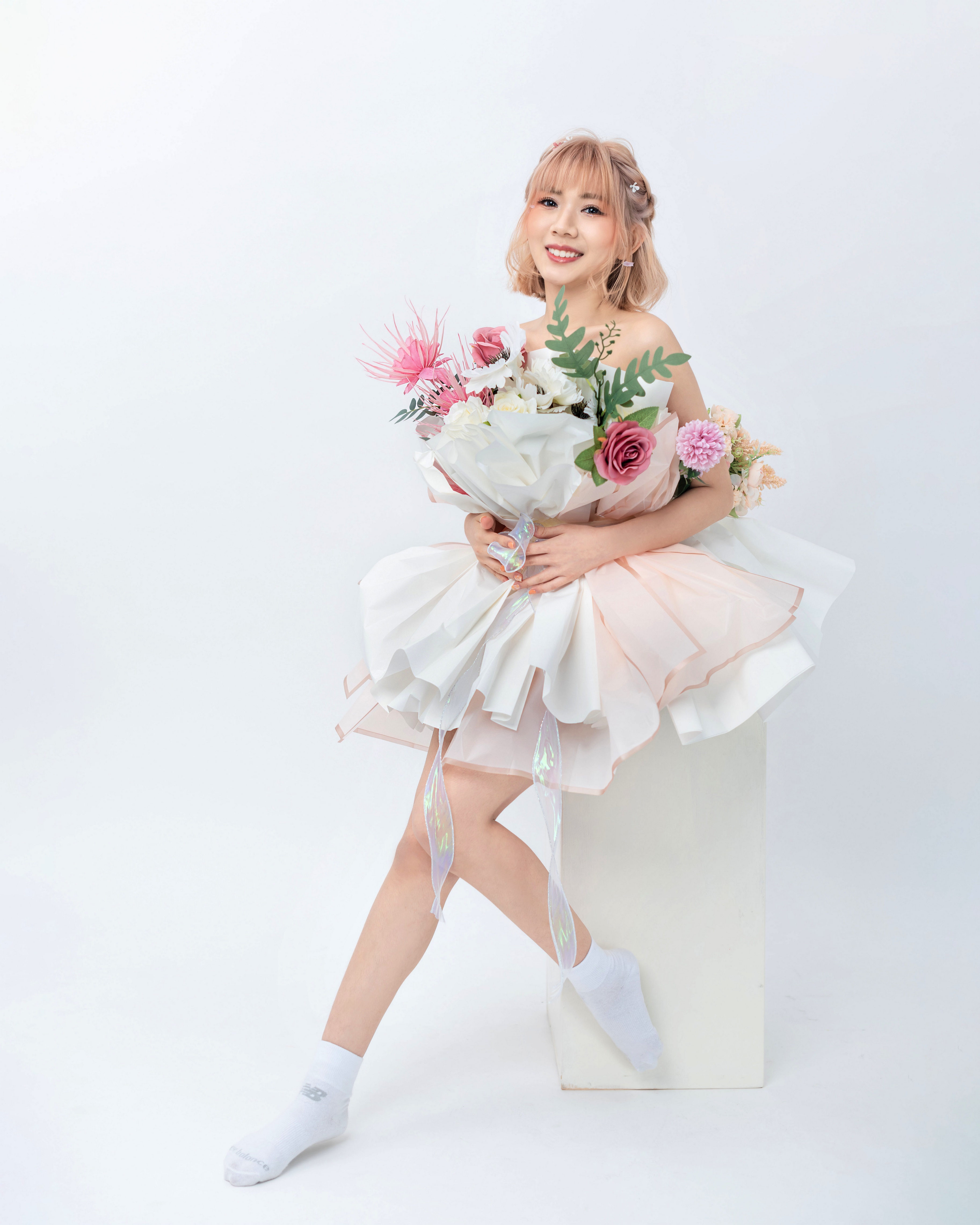 Woman in a dress holding a bouquet HD Phone Wallpaper