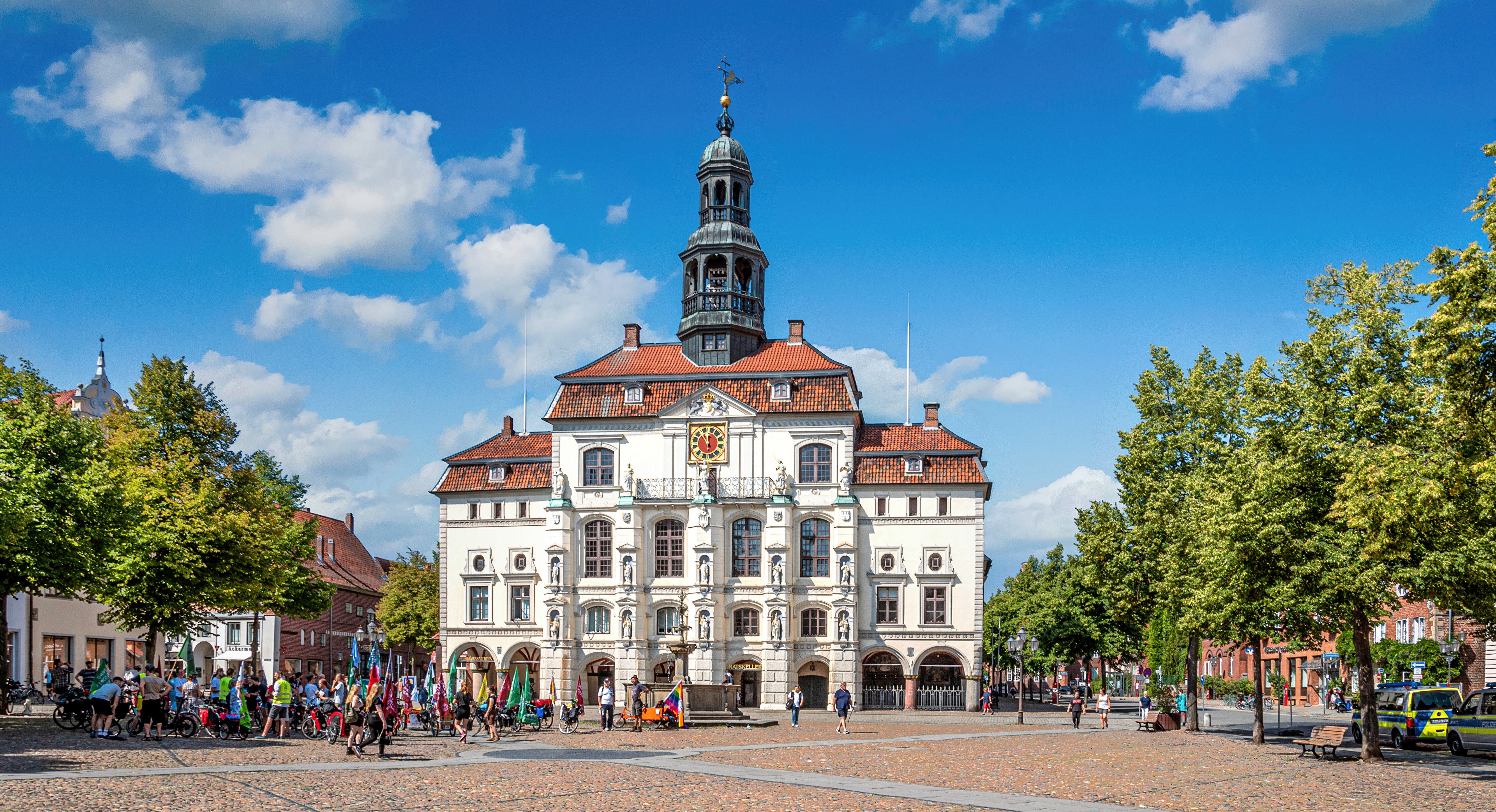 Town square in Germany with a historic building HD Wallpaper