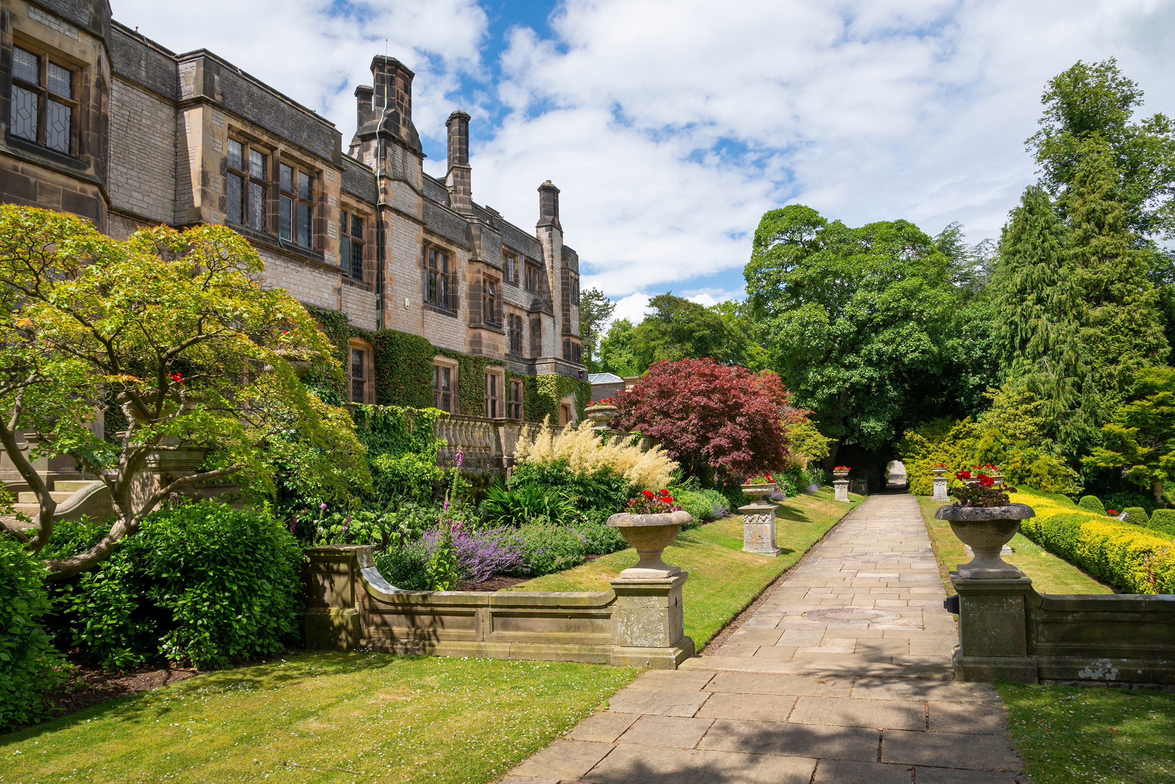 Palace garden with stone pathway in Bakewell, England HD Wallpaper