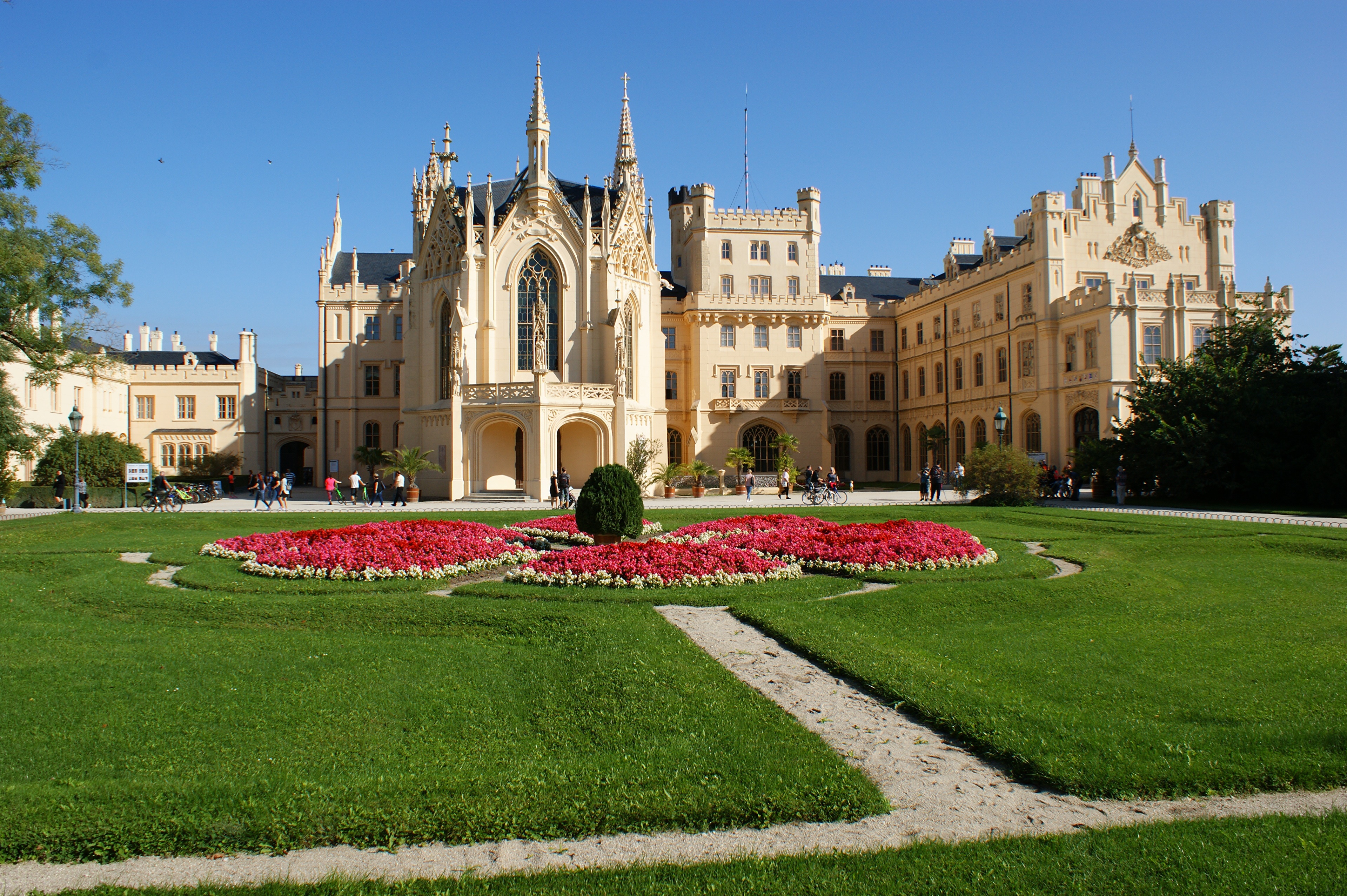 Lednice Castle, Czech Republic HD Wallpaper