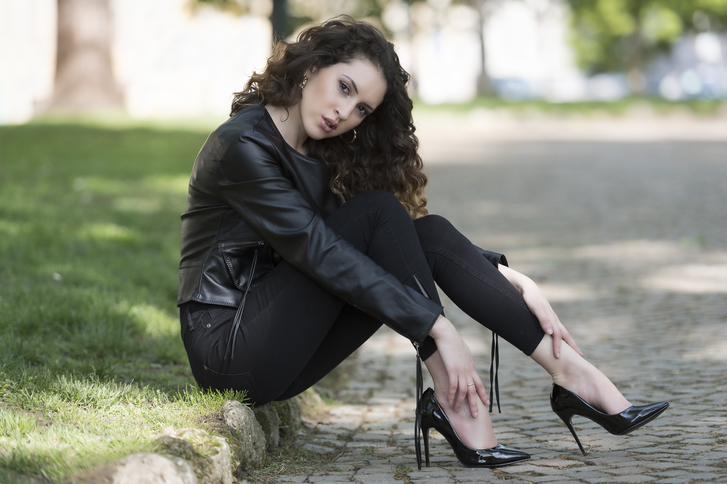 Chiara with curly hair wearing a black jacket and stilettos HD Wallpaper