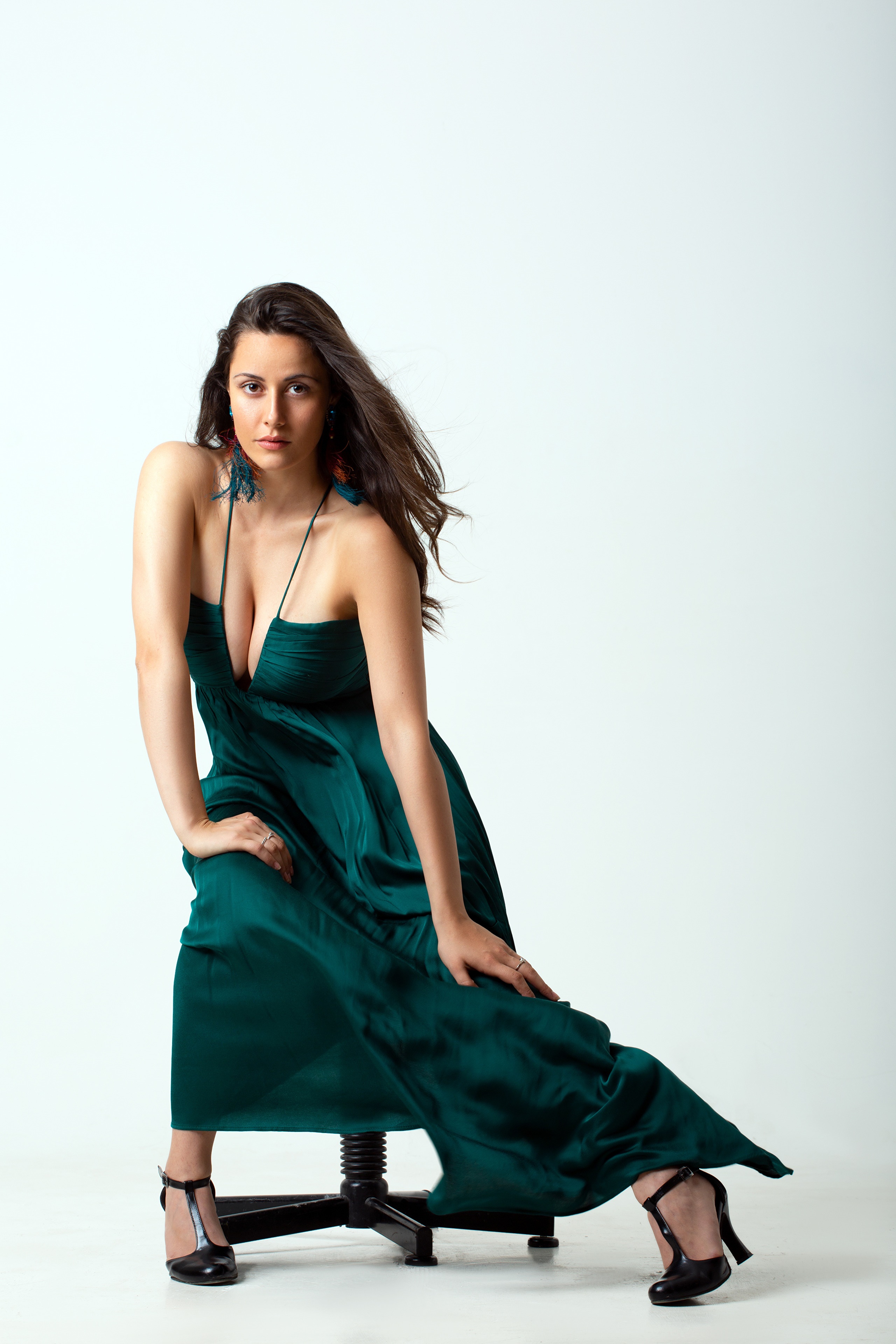Giorgia in a green dress posing HD Phone Wallpaper