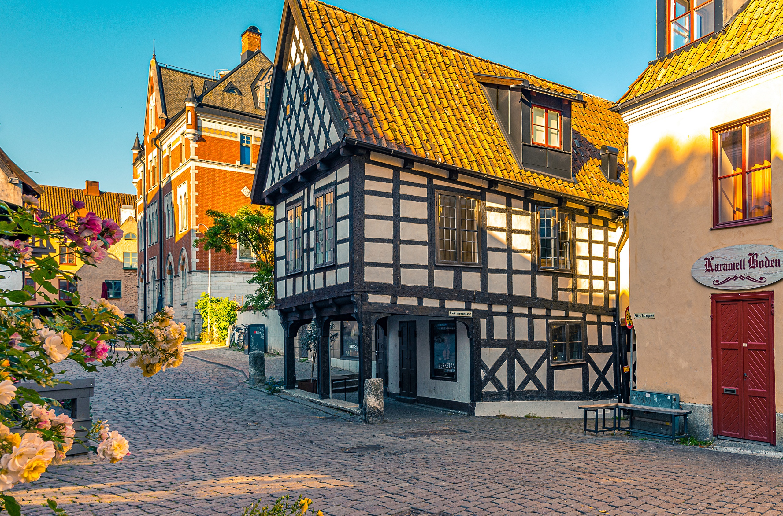 Medieval houses on a cobblestone street in Visby, Sweden HD Wallpaper