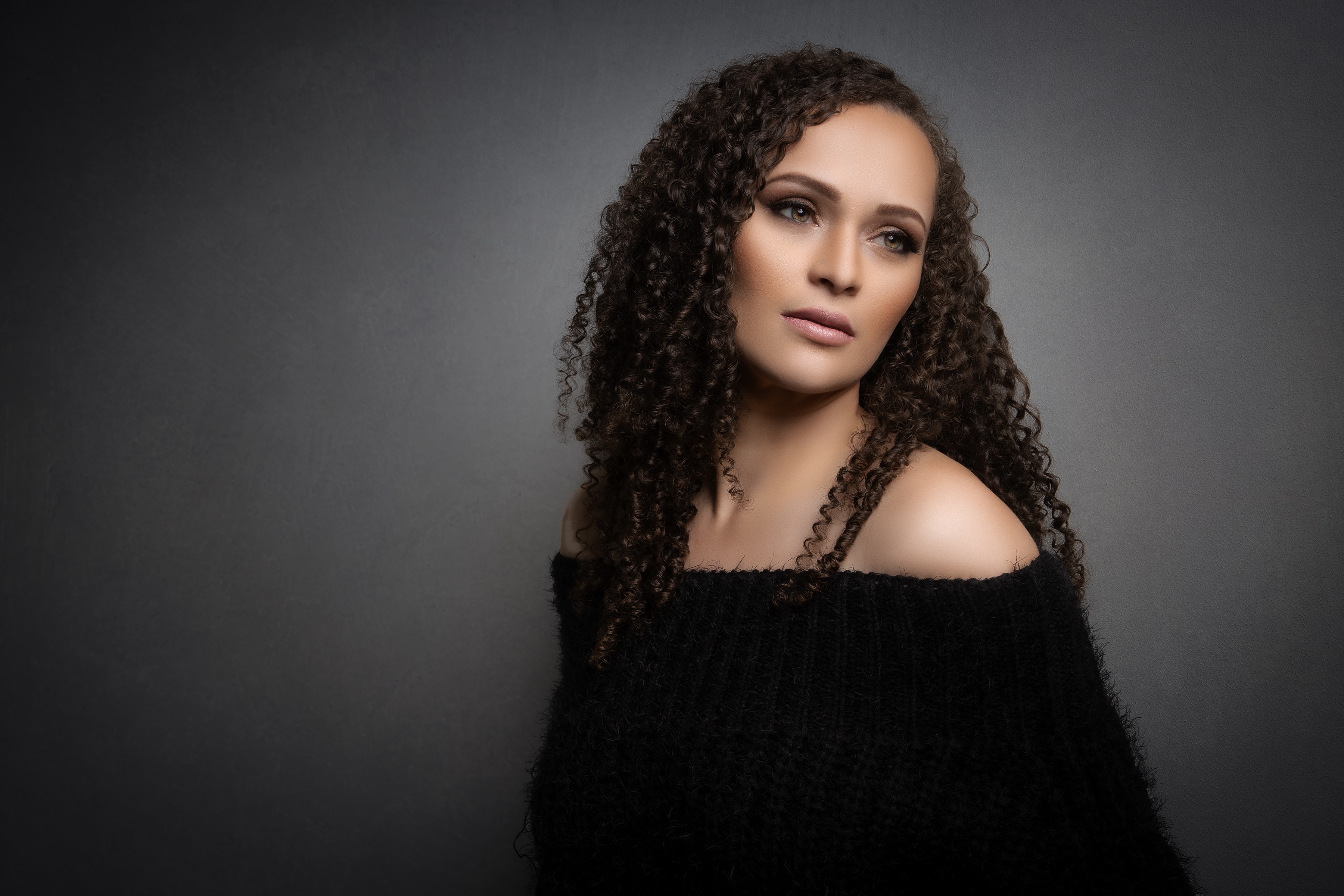 Brunette girl with curly hair and makeup HD Wallpaper