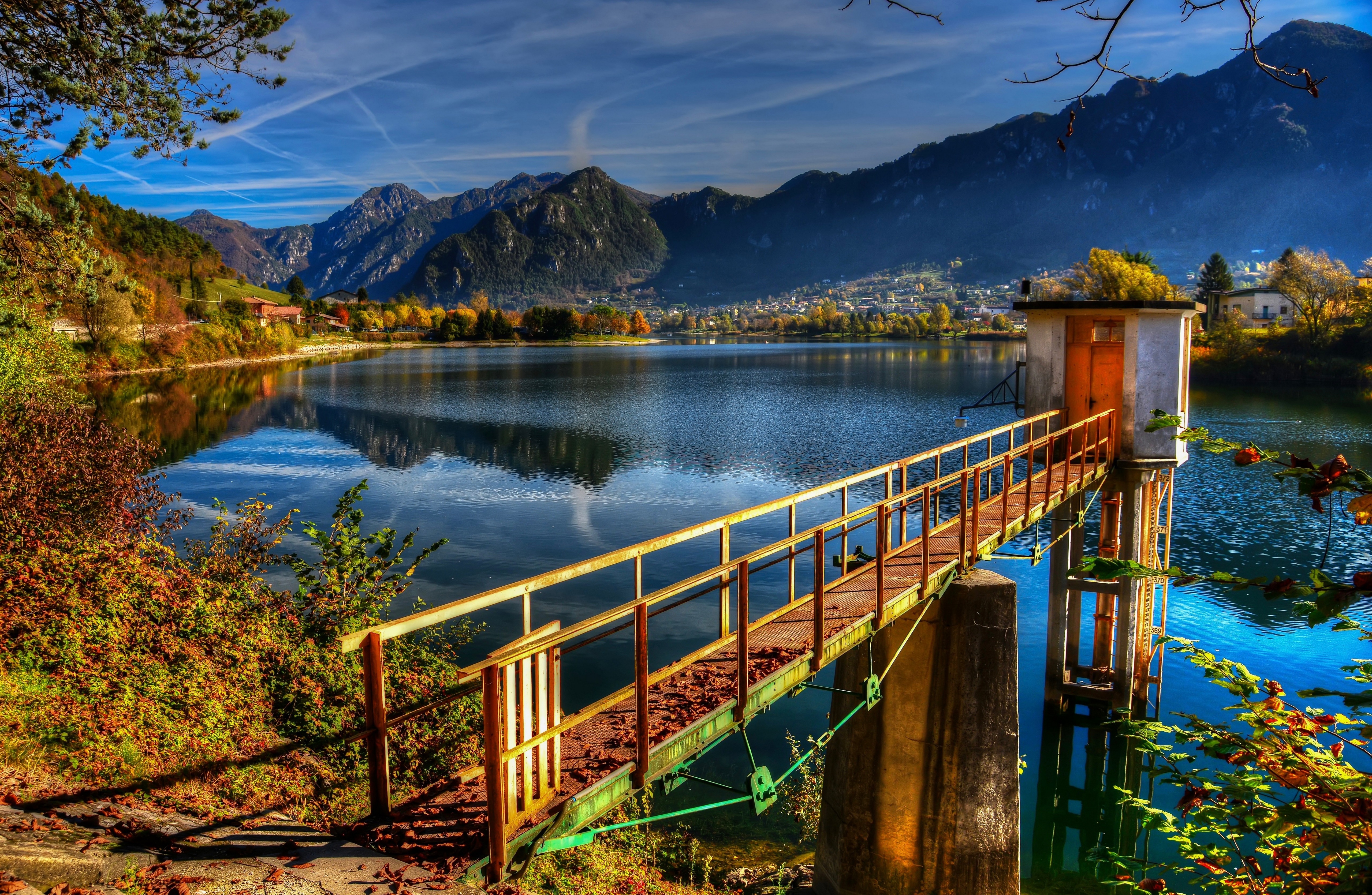 Idro Lake in Autumn, Italy HD Wallpaper
