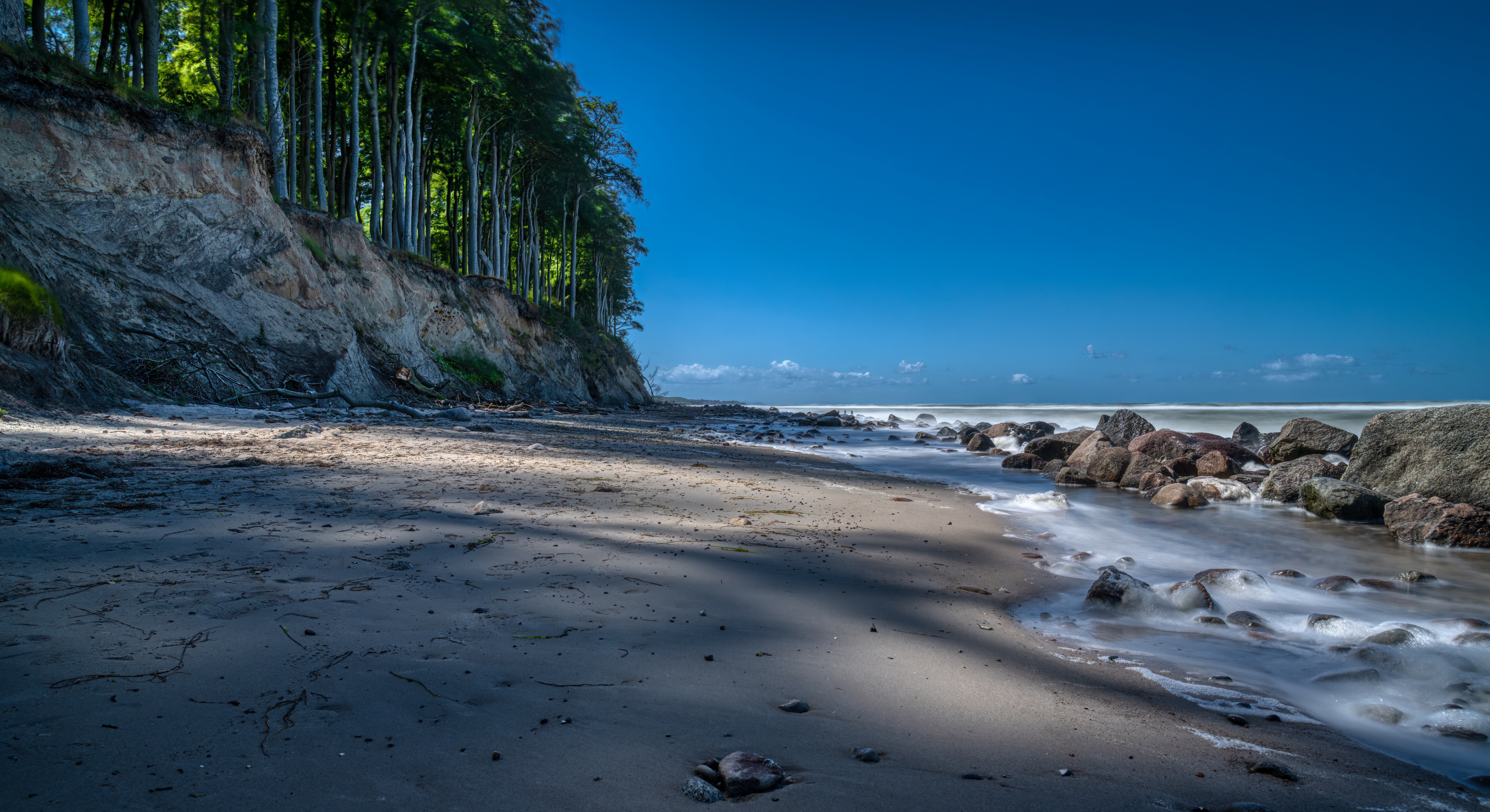 Beach with cliff and trees in Kuehlungsborn, Germany HD Wallpaper