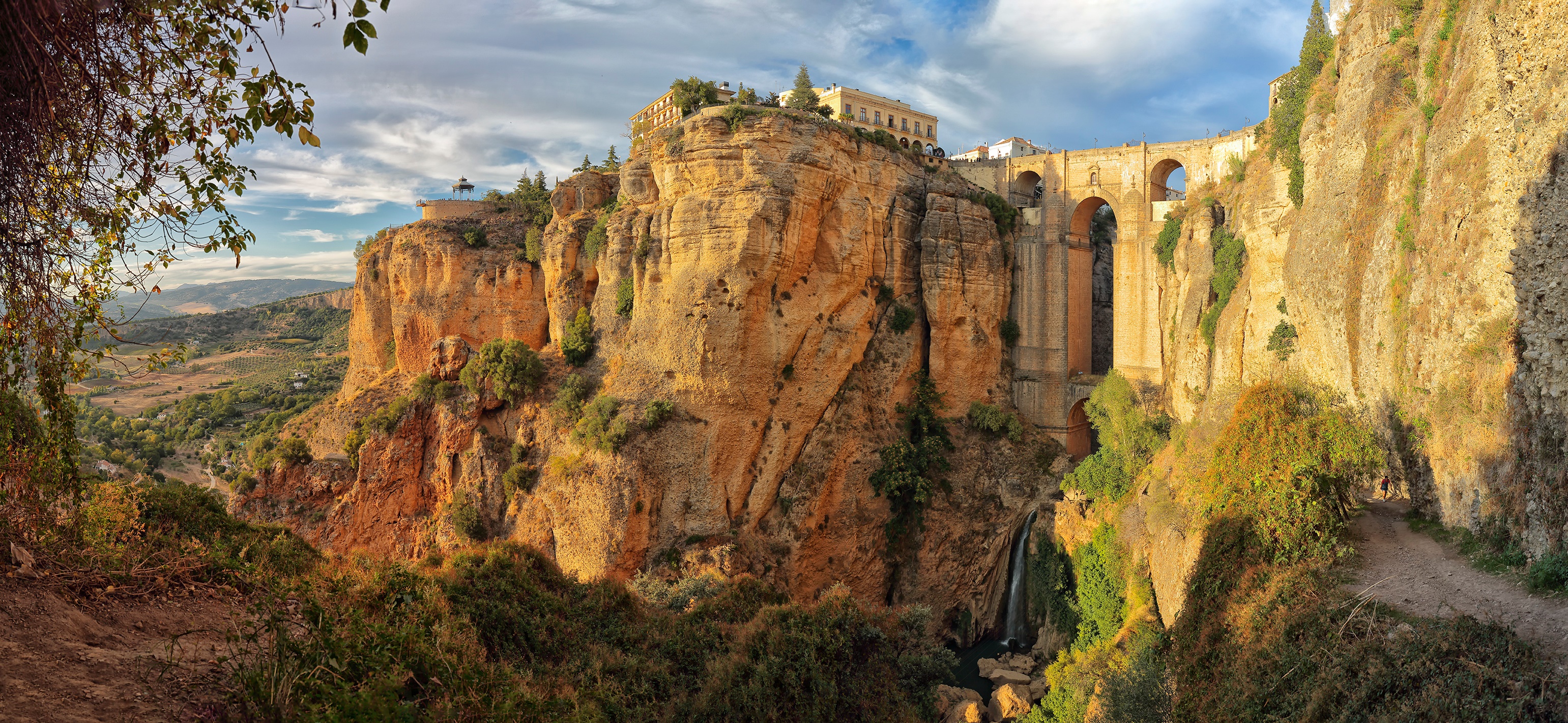 Puente Nuevo bridge over El Tajo gorge in Ronda, Spain HD Wallpaper
