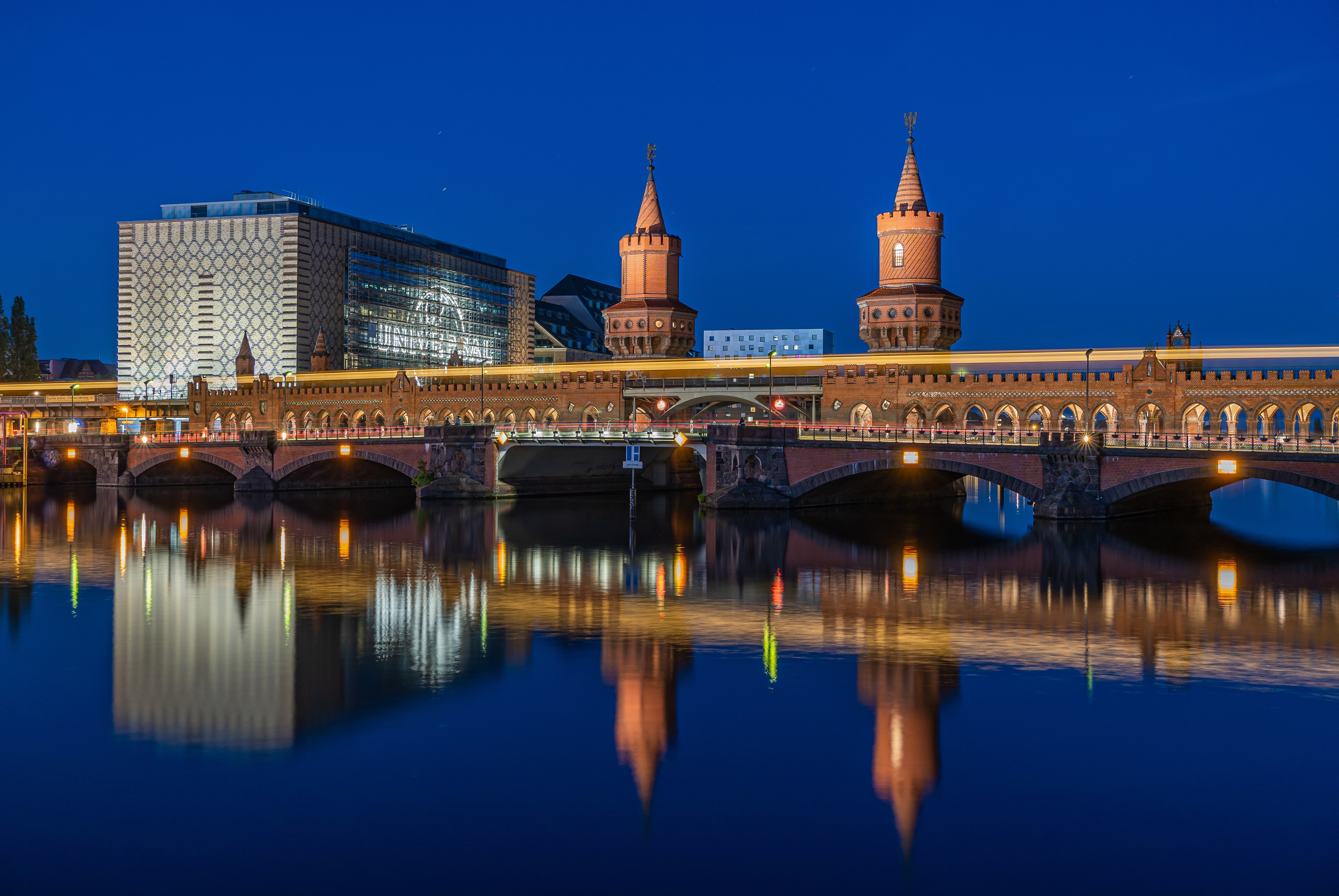 Oberbaum Bridge Berlin Germany at night HD Wallpaper