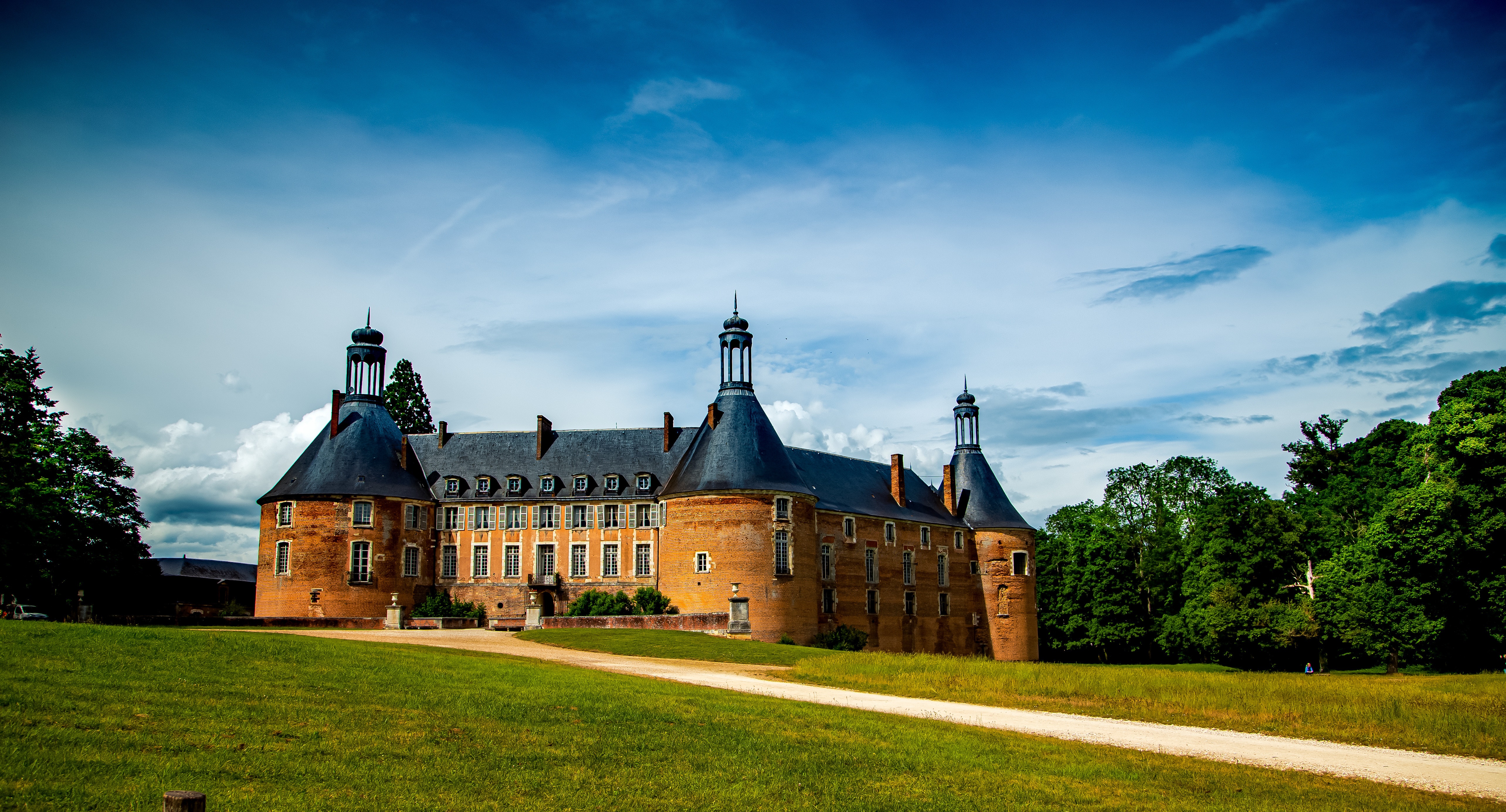 Château de Saint-Fargeau, France HD Wallpaper