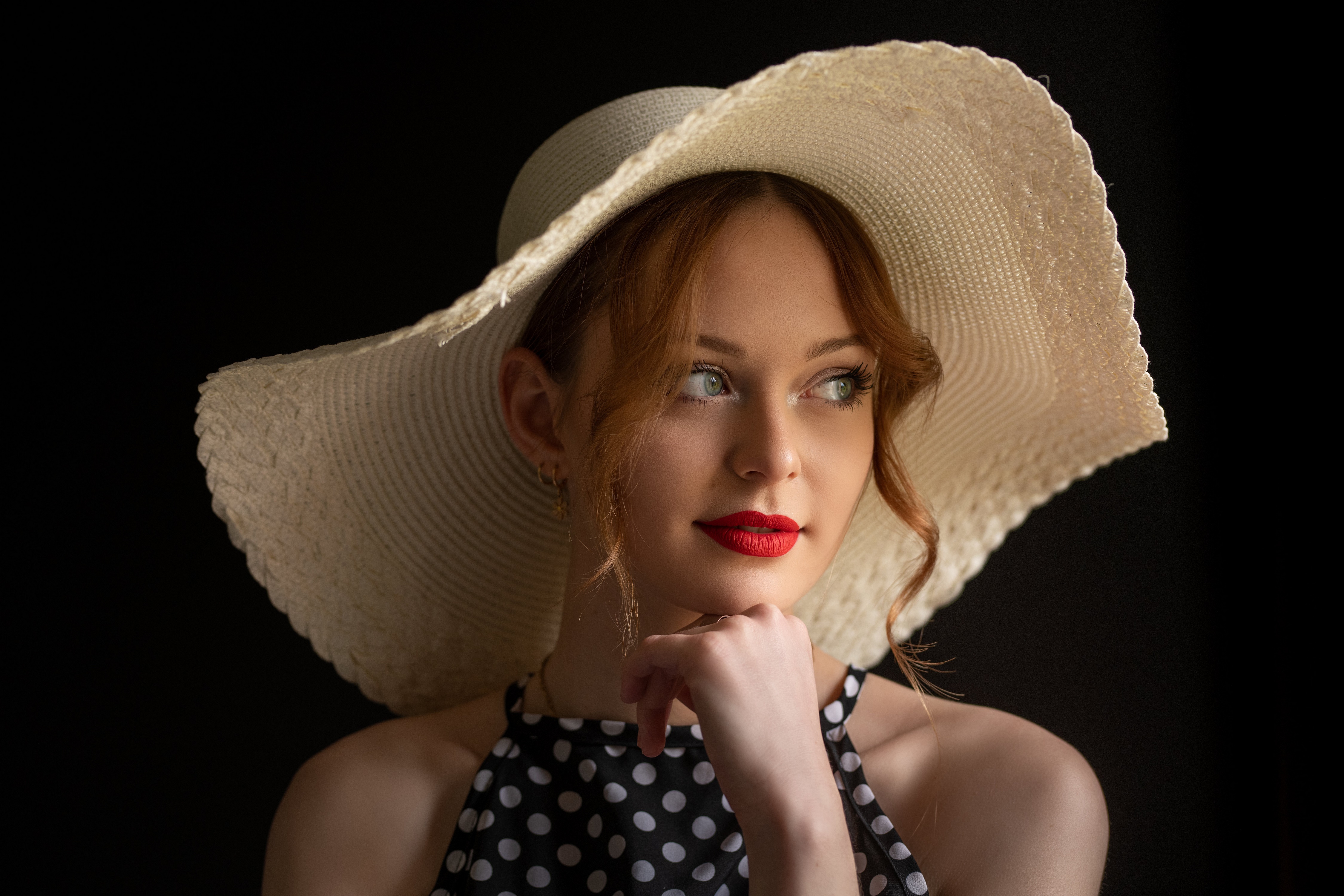 Woman in a wide-brimmed hat with red lipstick HD Wallpaper