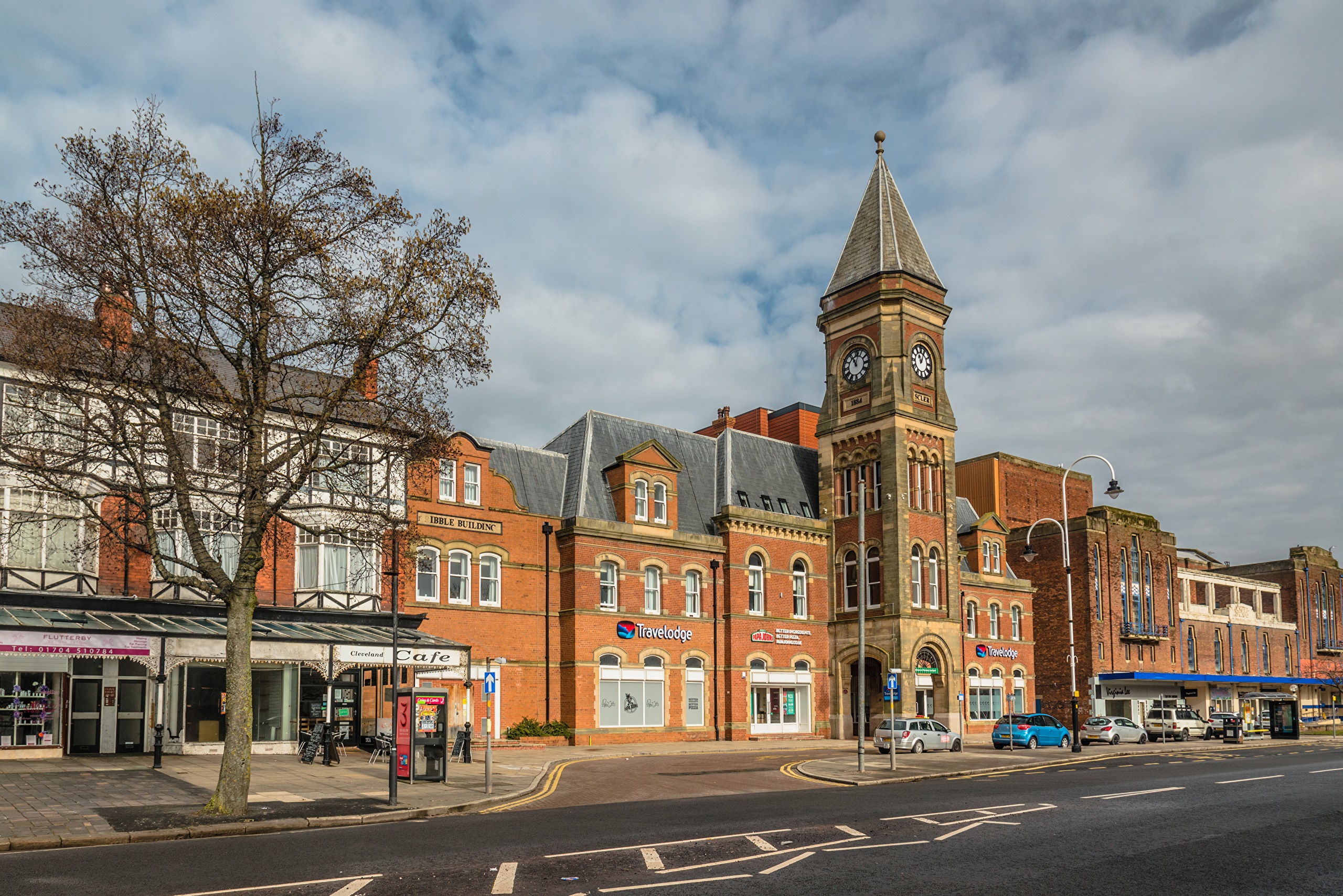 Street view of buildings with a clock tower in Southport, England HD Wallpaper