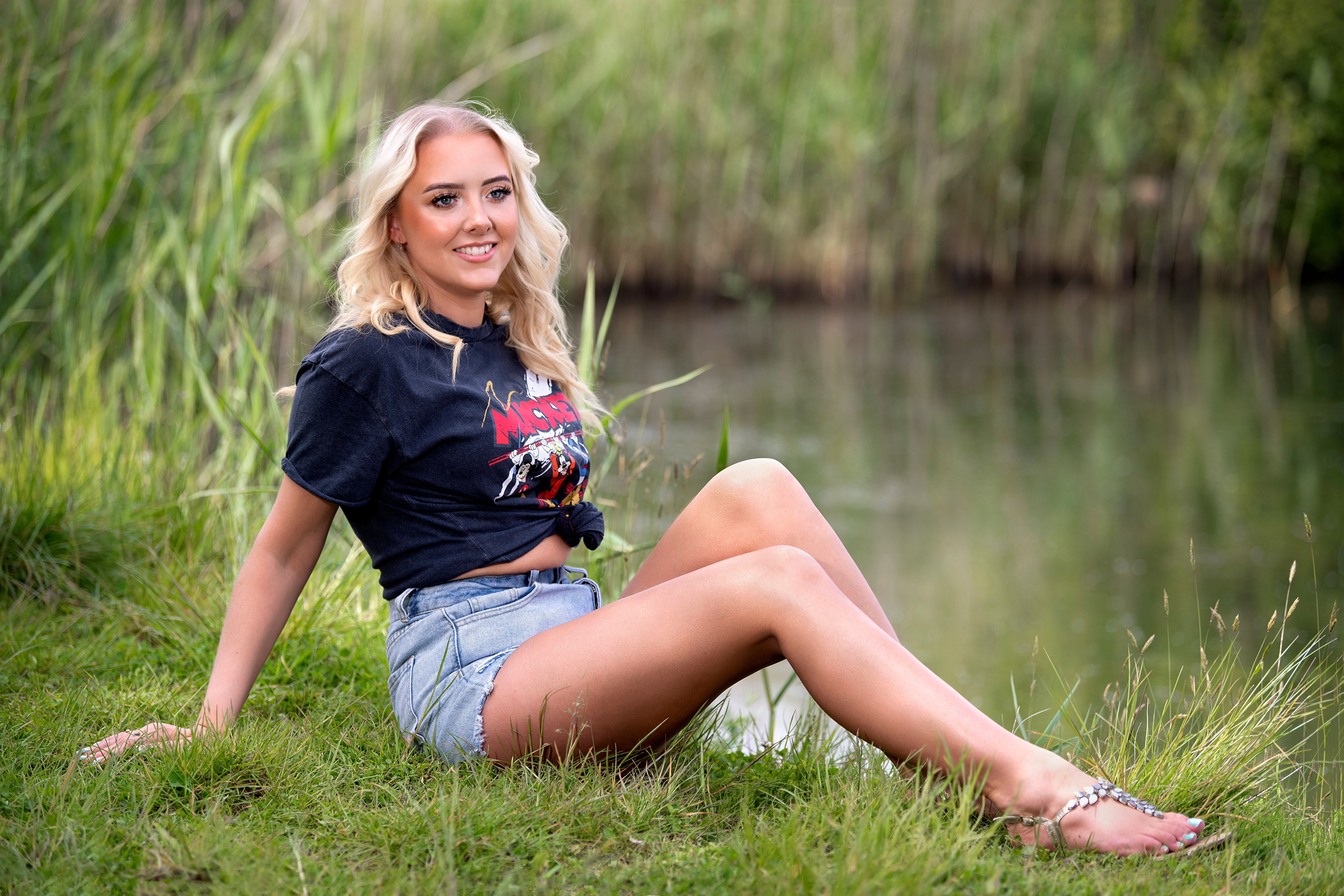 Blonde girl sitting by the water HD Wallpaper
