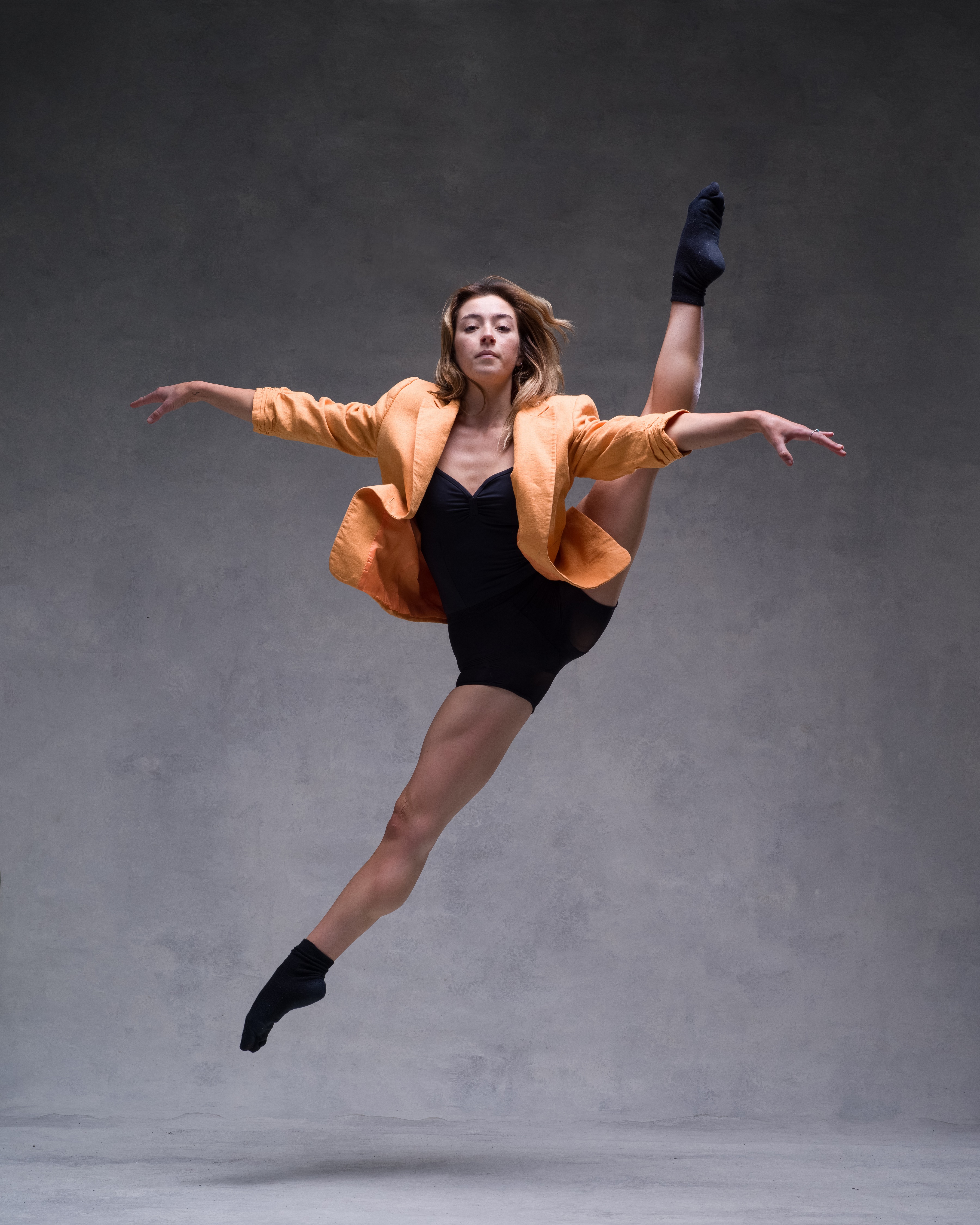 Megan performing a ballet jump HD Phone Wallpaper