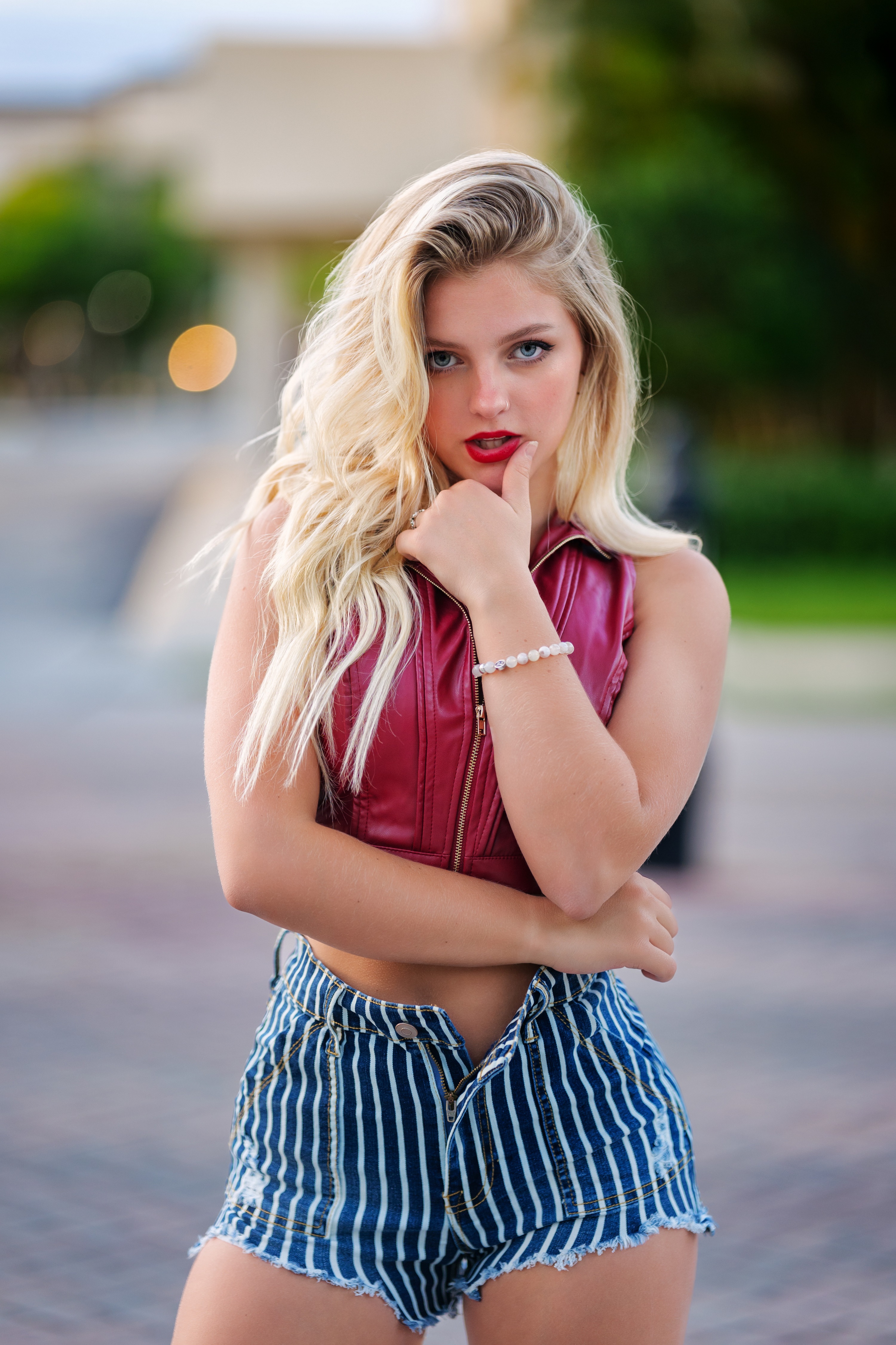 Hannah with blonde hair wearing shorts and a vest HD Phone Wallpaper