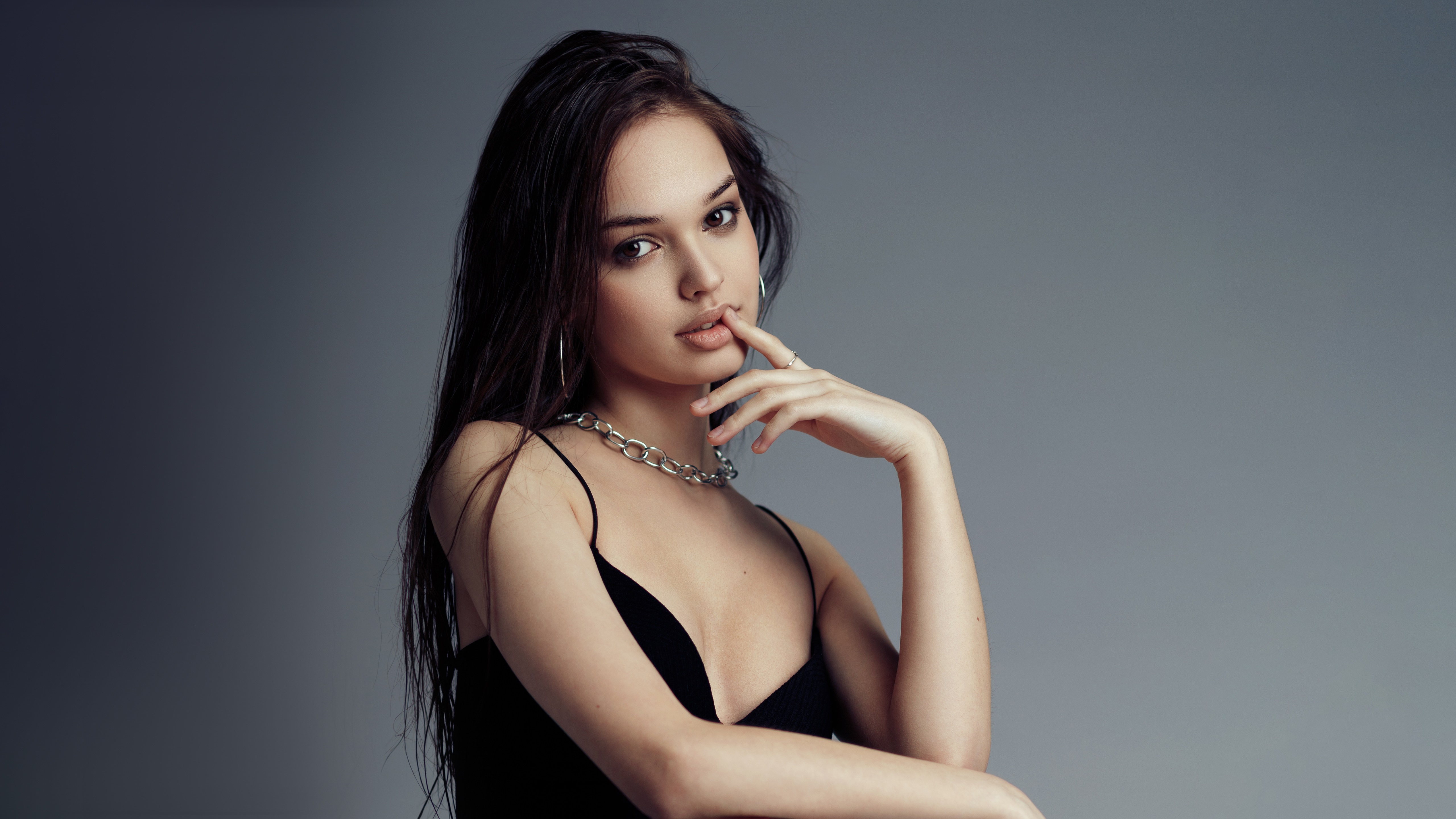 Model in black dress with silver necklace HD Wallpaper