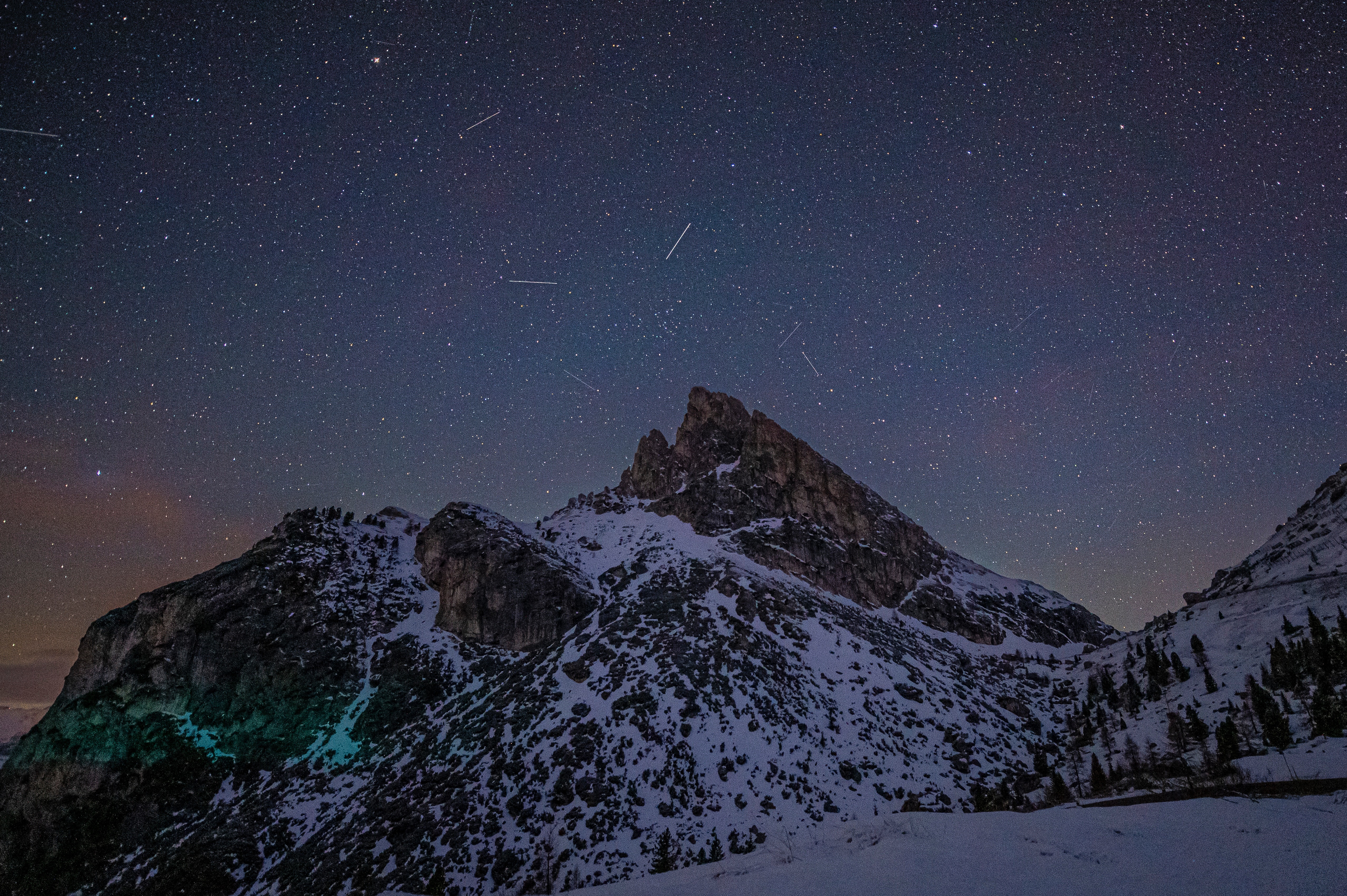 Snowy mountains under a starry night sky HD Wallpaper