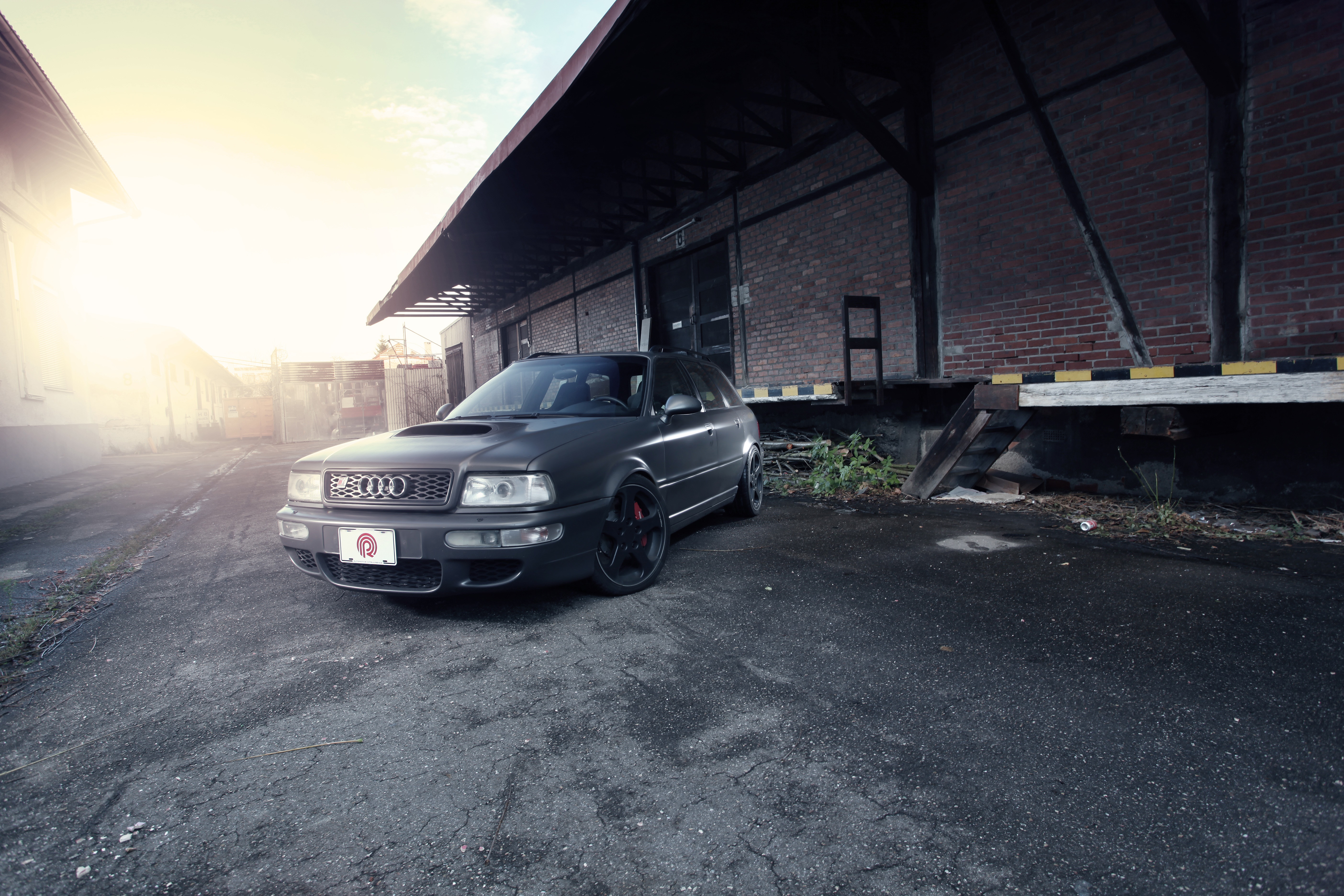 Audi RS2 Avant in front of a warehouse HD Wallpaper