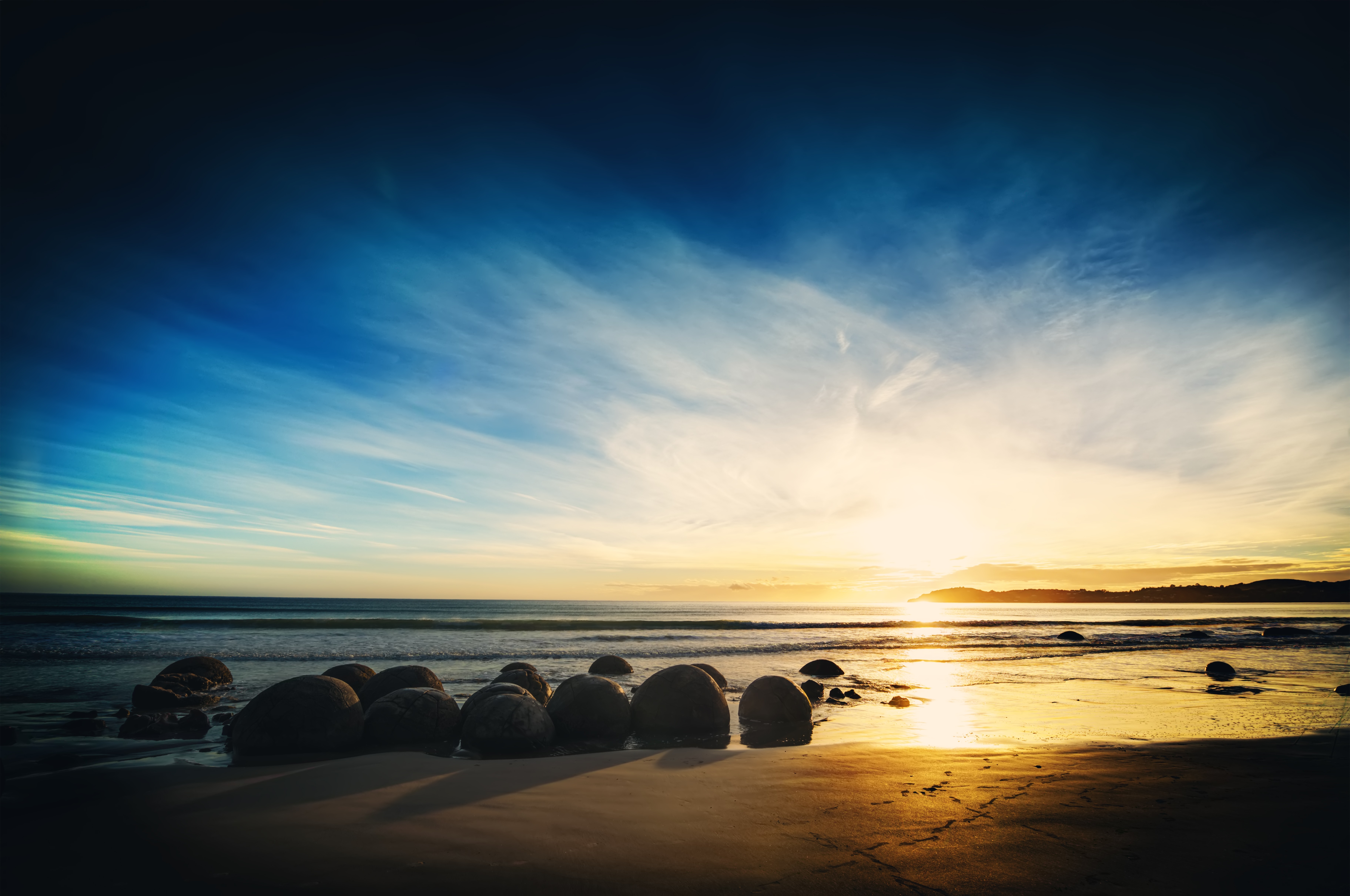 Moeraki Boulders beach at sunrise HD Wallpaper