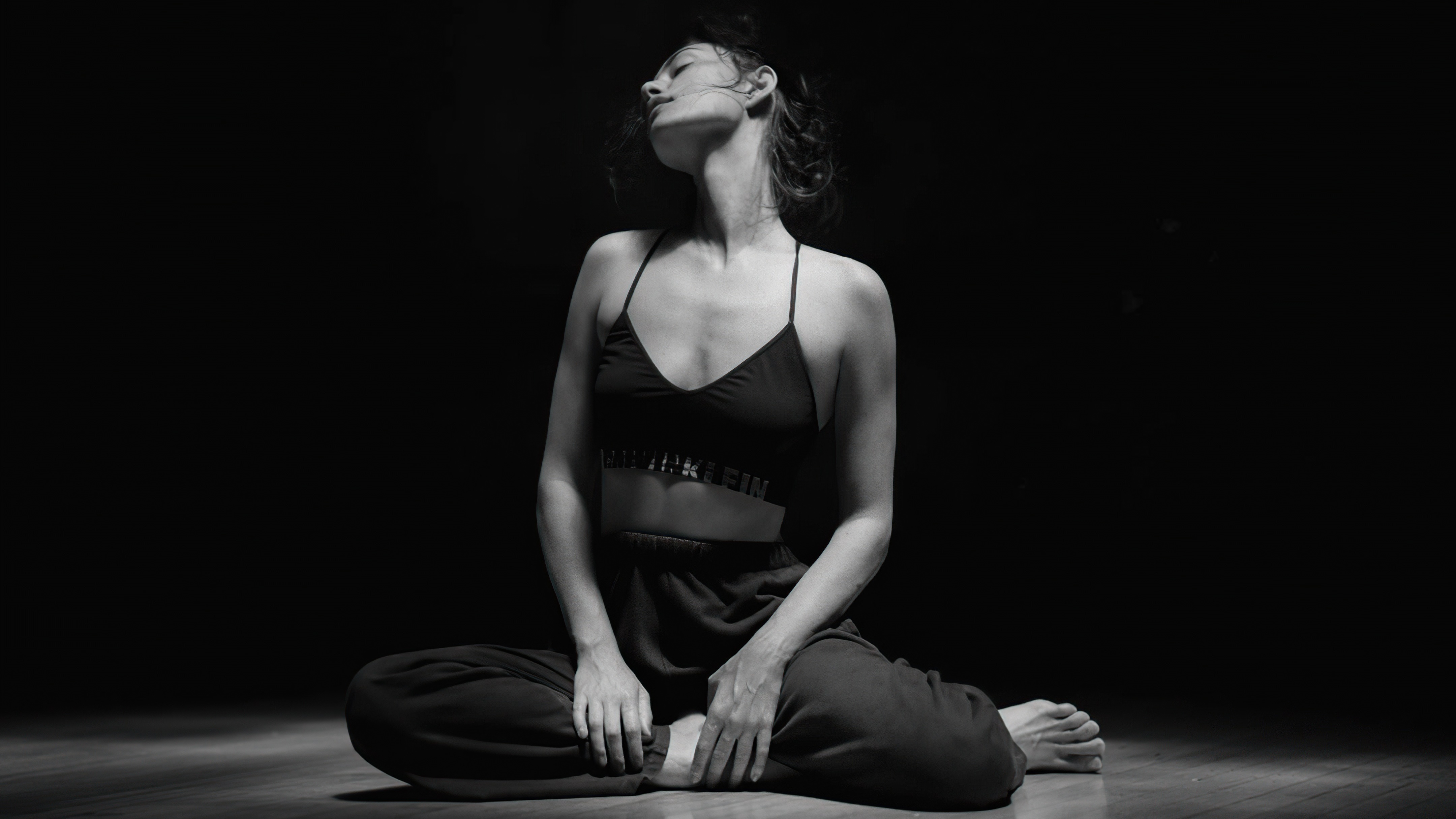 Phoebe Tonkin in monochrome HD Wallpaper