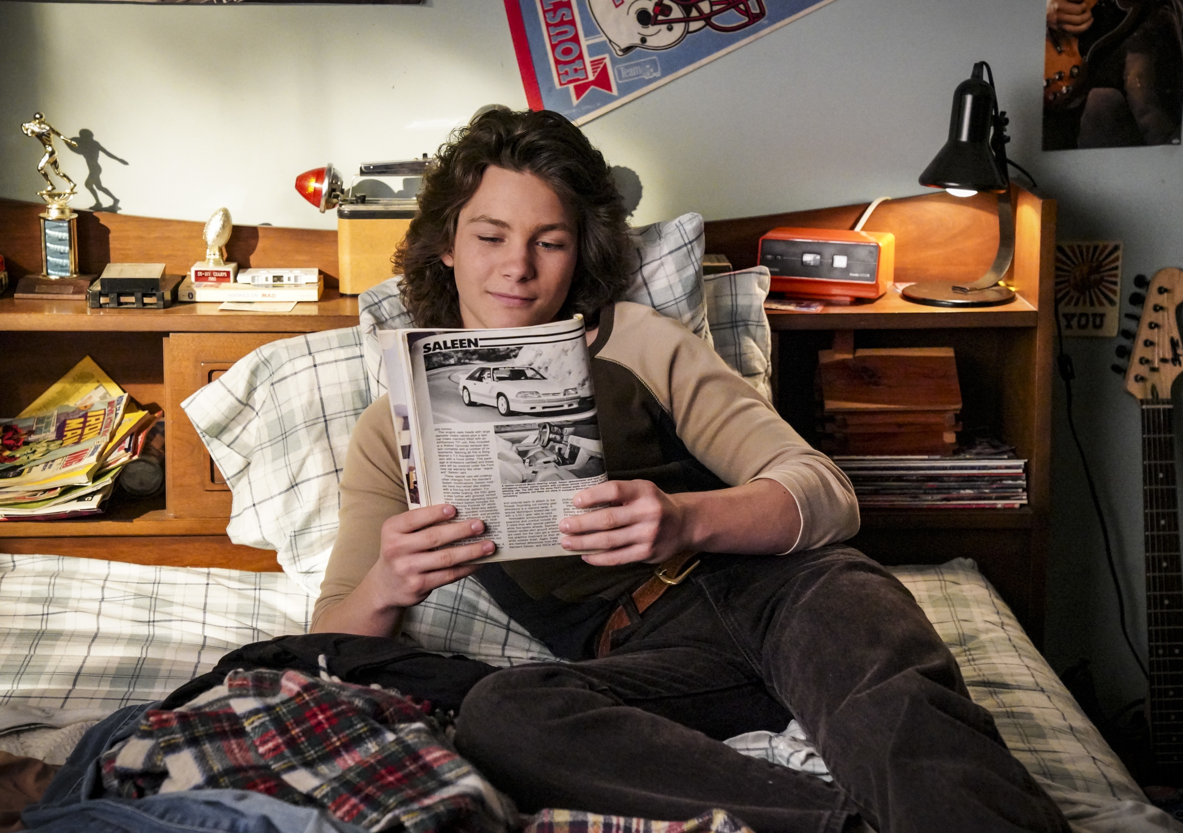 George Cooper Jr. reading car magazine in his bedroom HD Wallpaper