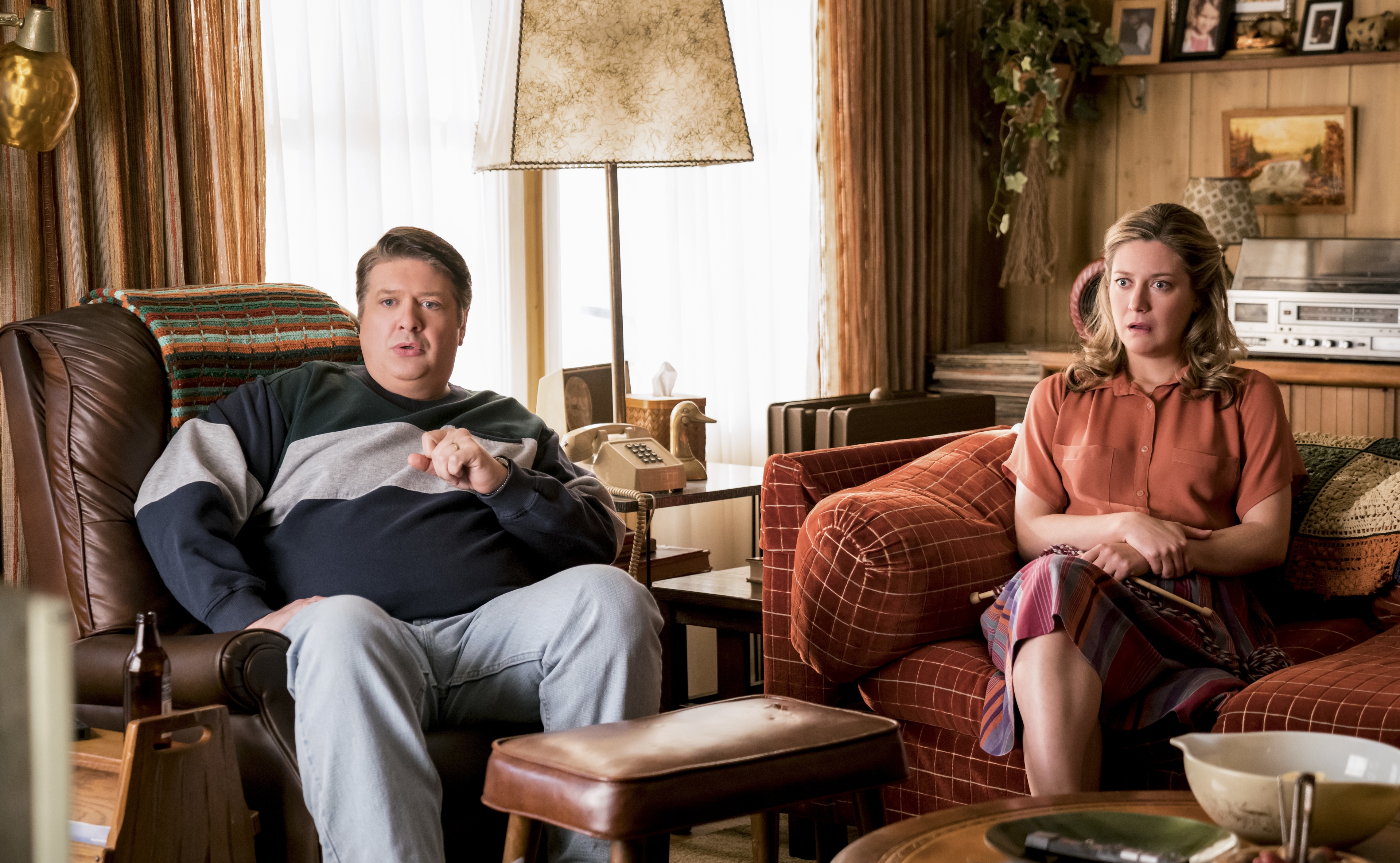 George and Mary Cooper in Young Sheldon living room HD Wallpaper