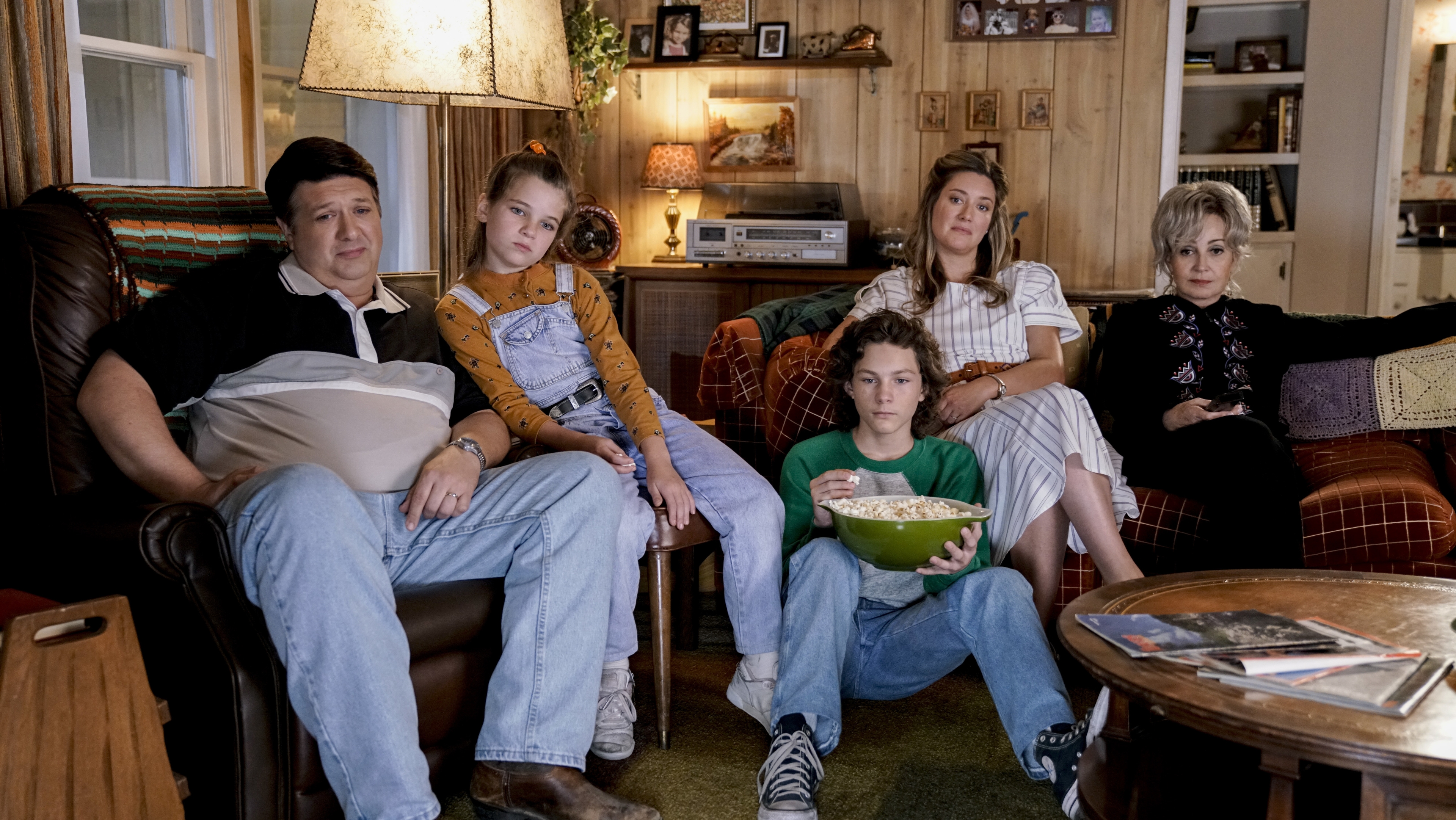 Young Sheldon Cooper family and Meemaw in living room HD Wallpaper