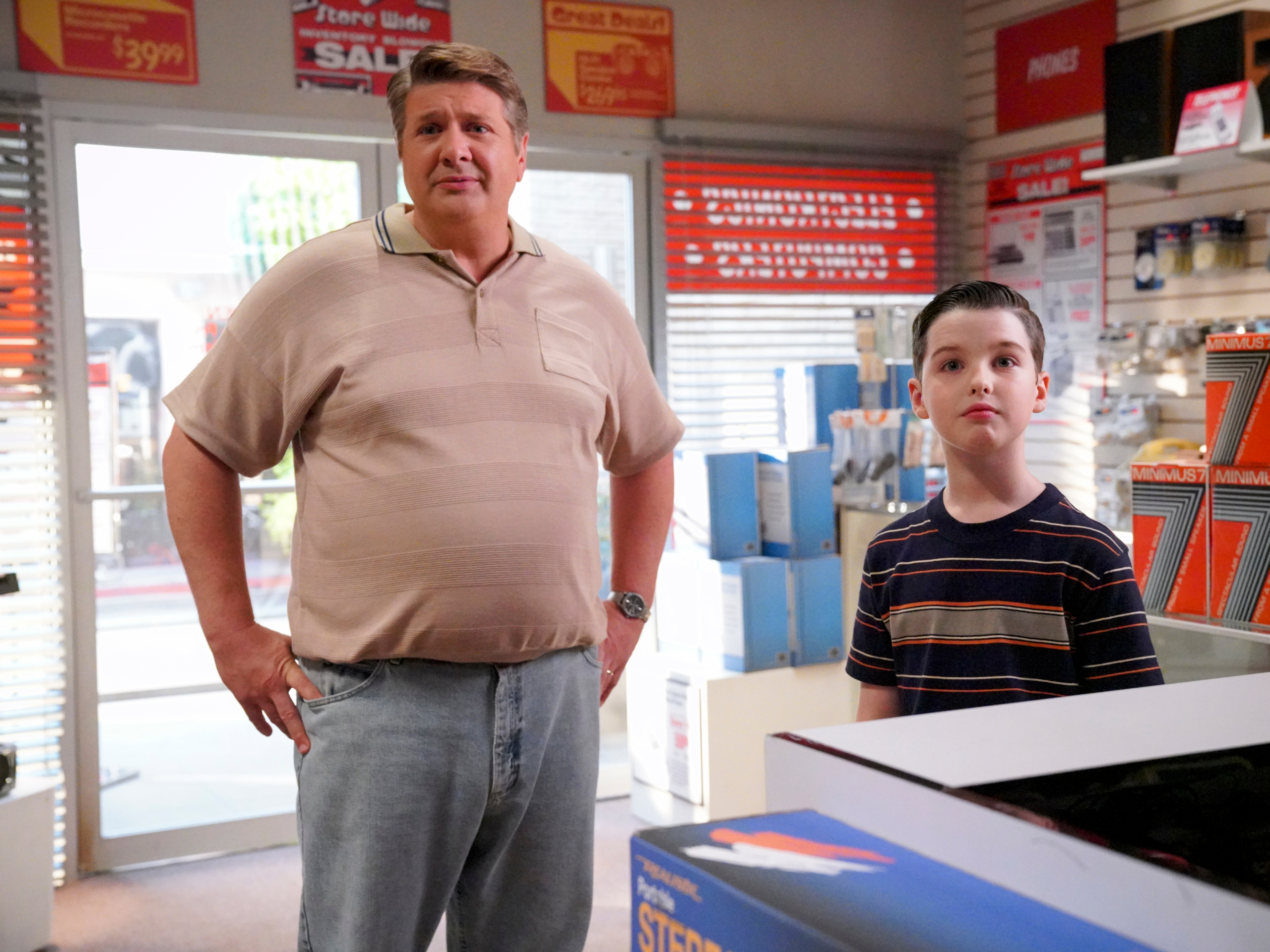 Sheldon Cooper and George in an electronics store HD Wallpaper