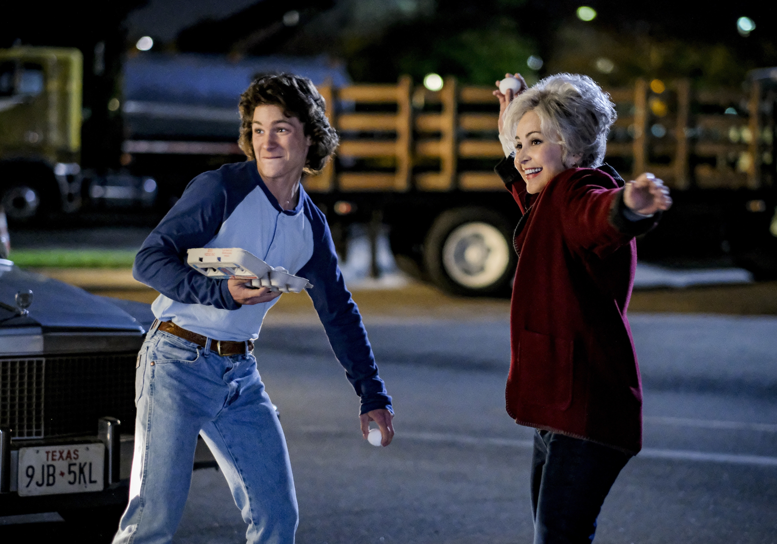 Young Sheldon: George Jr. and Connie's playful egg fight HD Wallpaper
