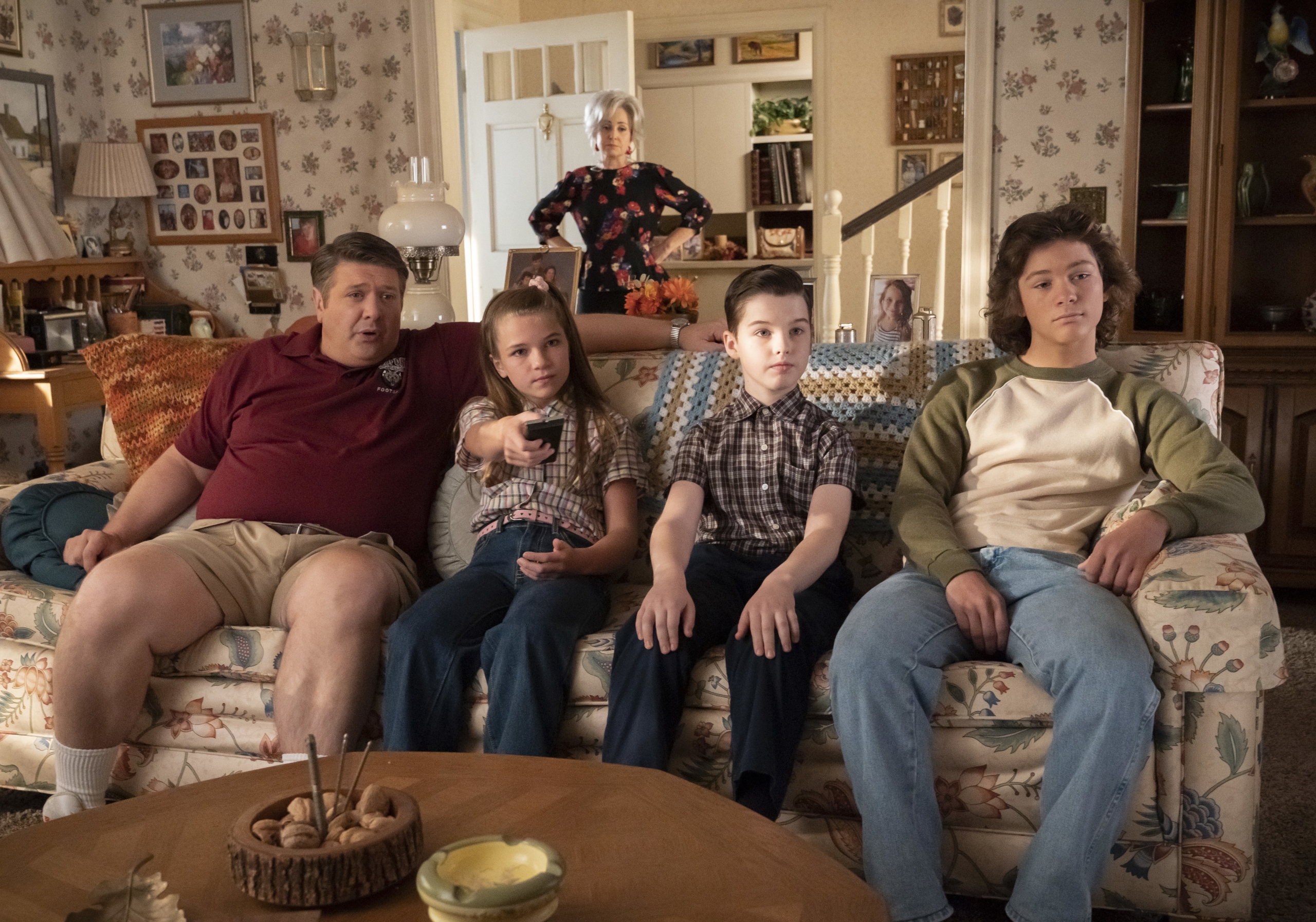 Young Sheldon Cooper family watching TV HD Wallpaper