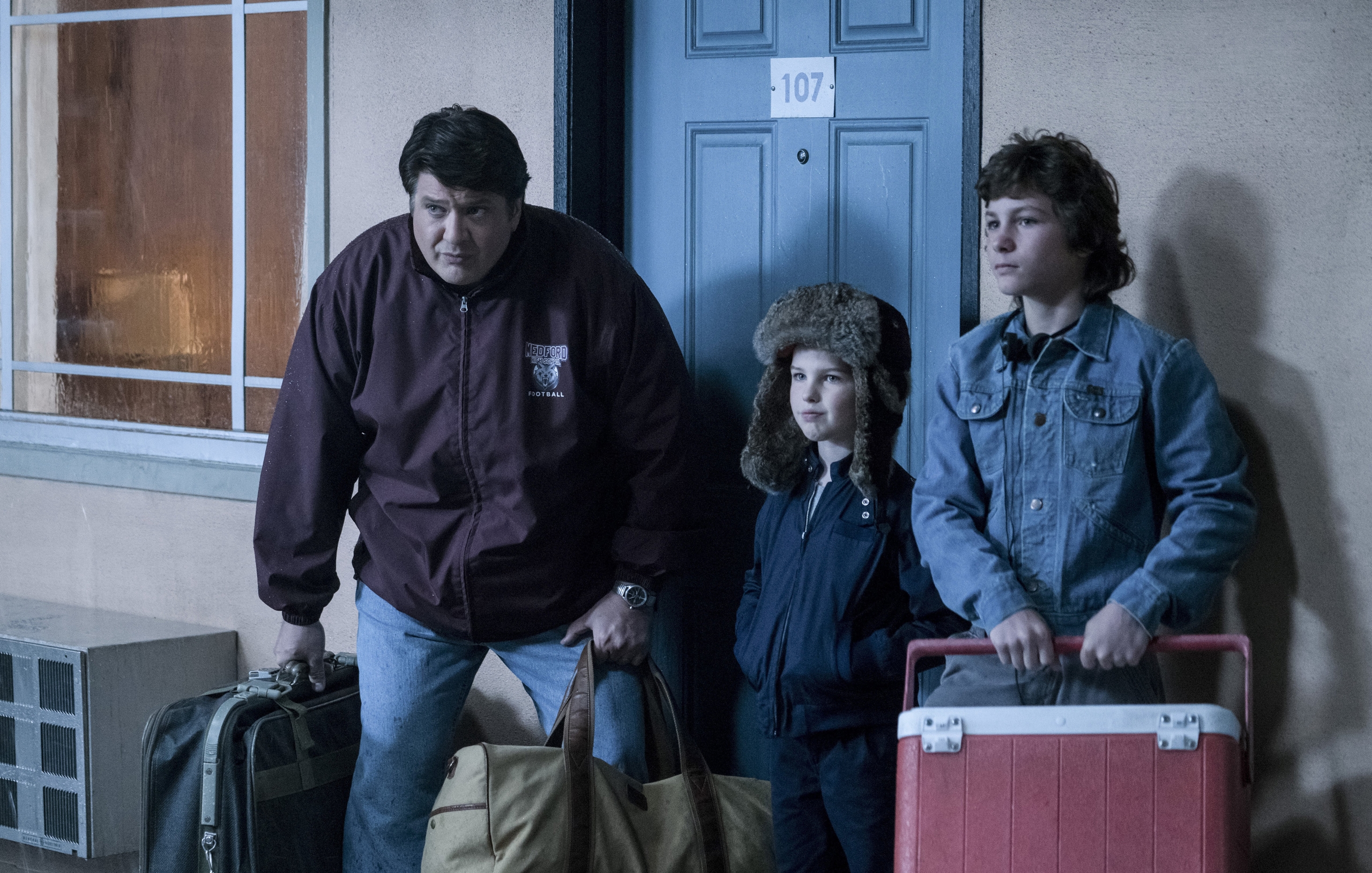 Young Sheldon: George Cooper and sons with luggage HD Wallpaper