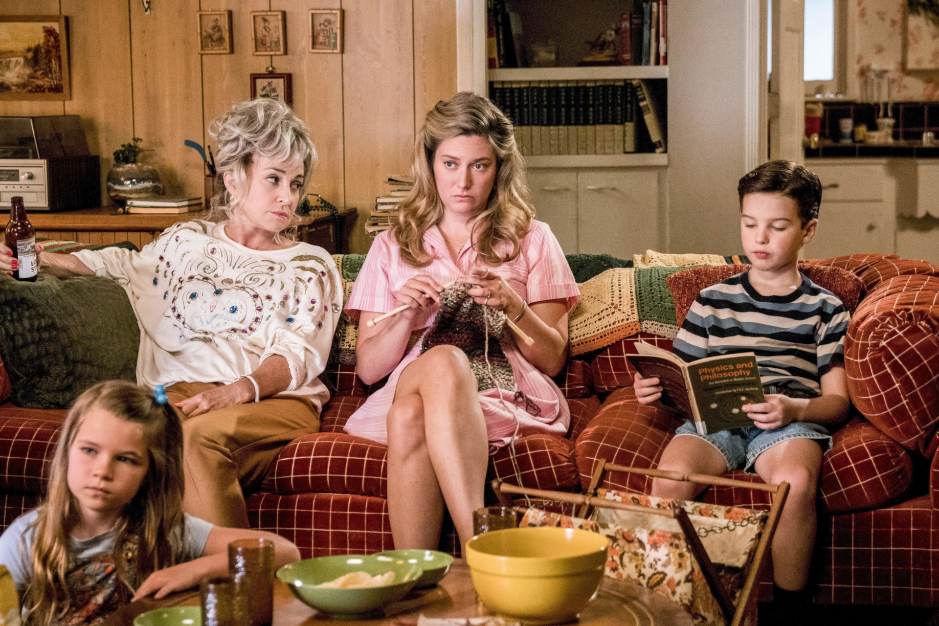 Young Sheldon: Cooper family on the couch HD Wallpaper