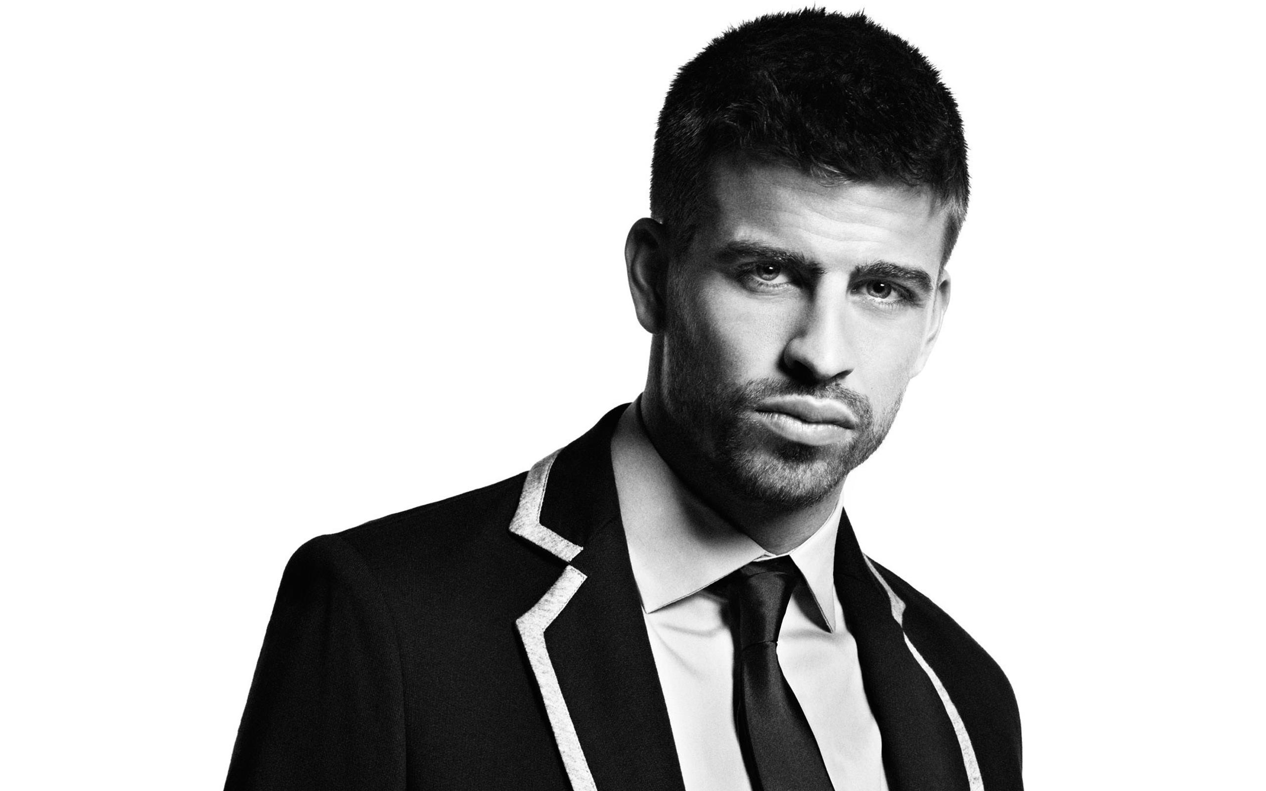 Gerard Piqué Black and White Suit Portrait HD Wallpaper